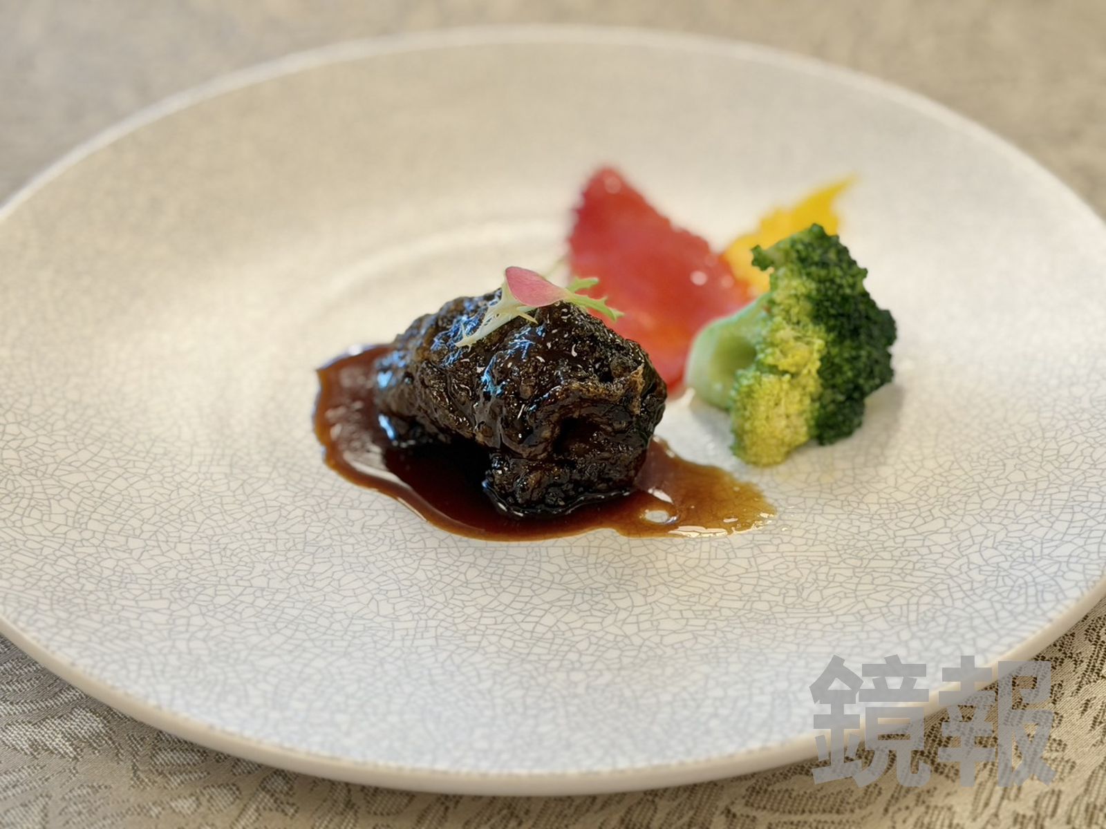 「醍醐金牌脆烏參」口感外酥內脆,吸滿鹹甜醬汁很出色。