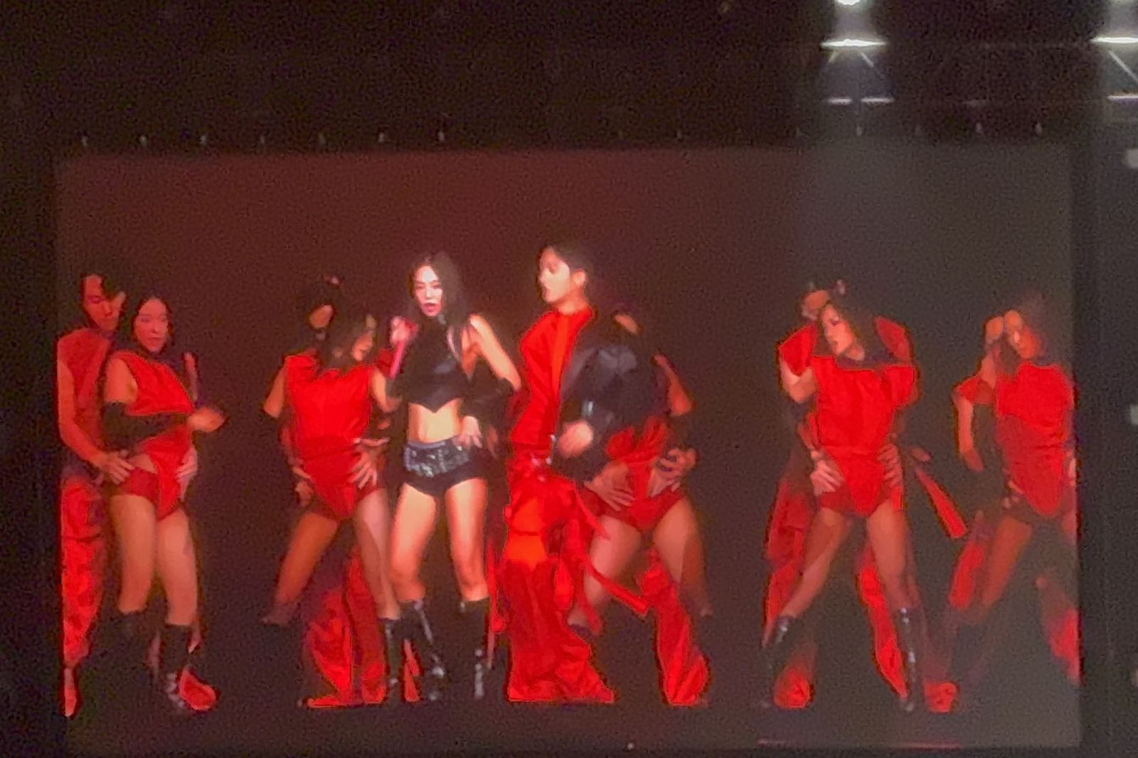 Jennie今晚氣場全開,連唱3首嗨歌。讀者提供