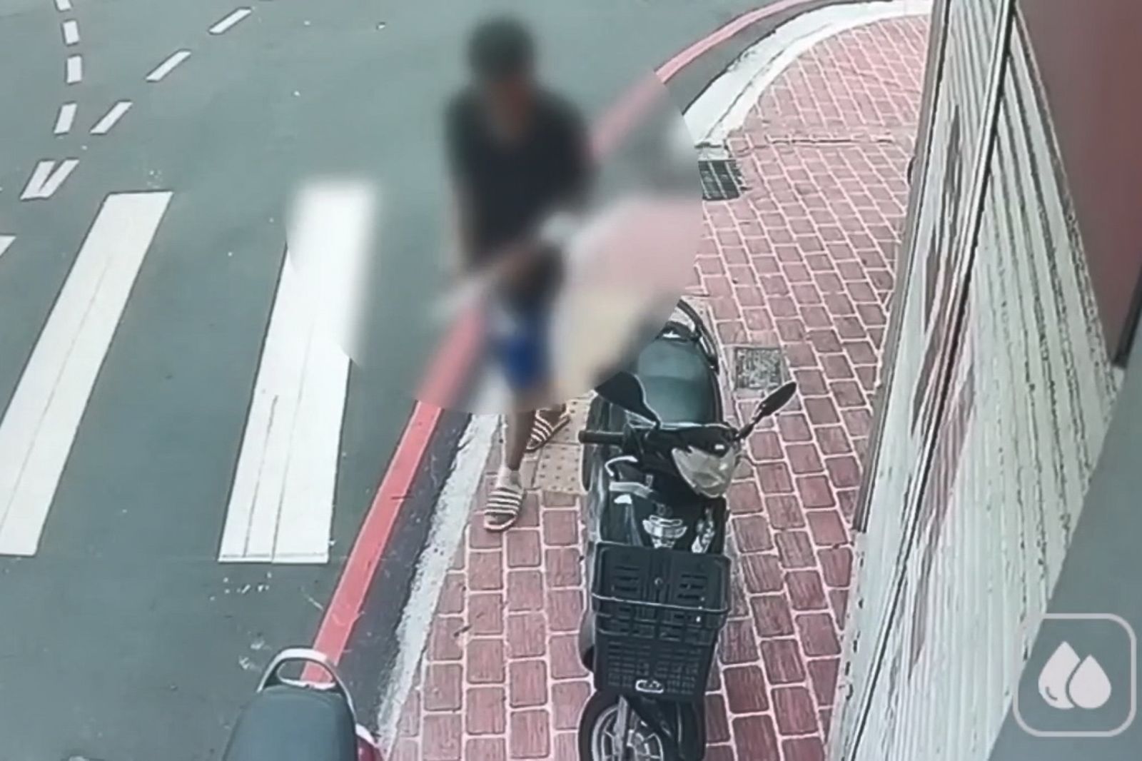 男子持菜刀徘徊超商前! 民眾嚇爛驚逃 警方喝令「放下」上銬押回管束+送醫收置