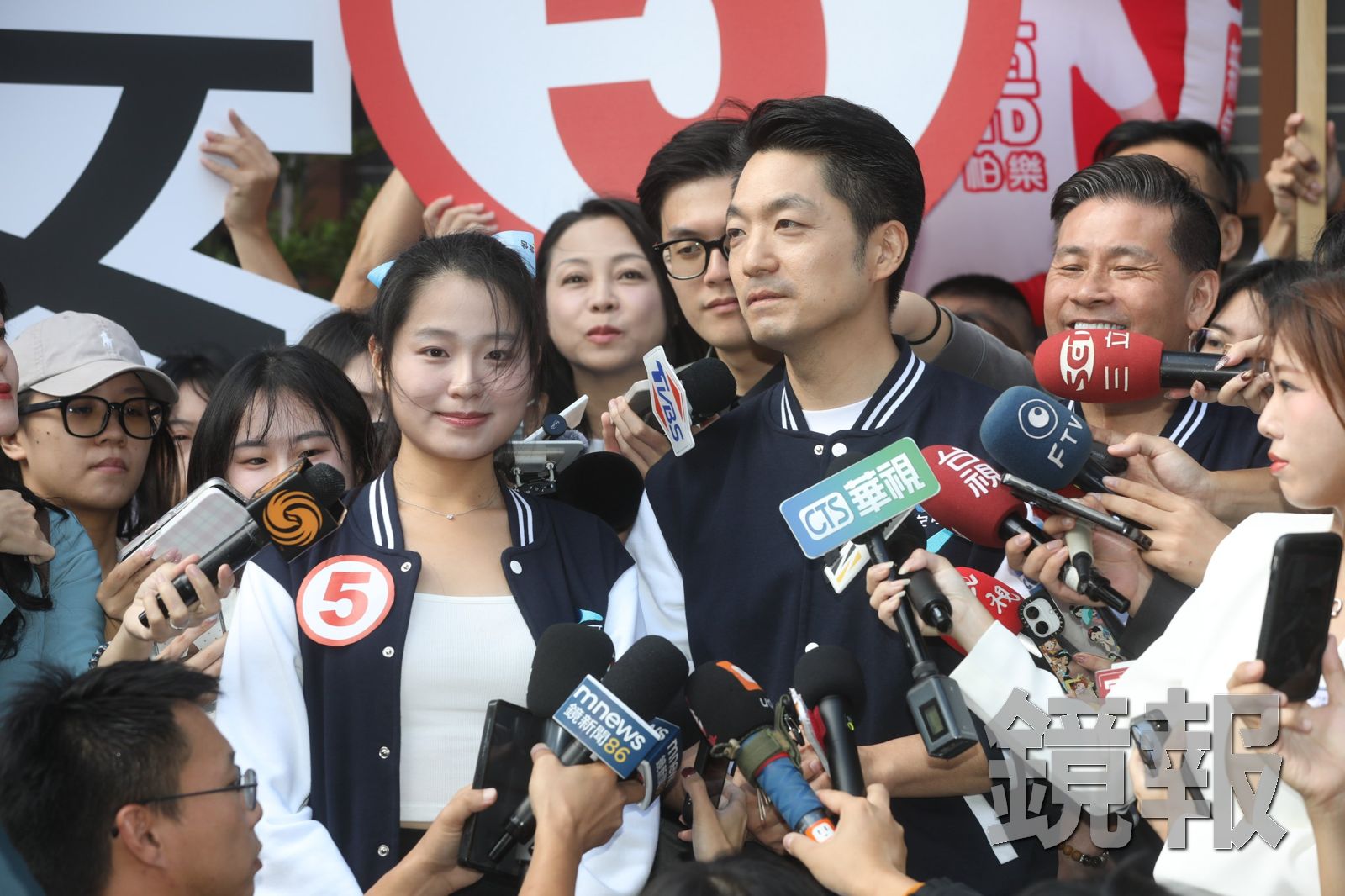 台北市長蔣萬安今(27日)派出年僅20歲的青年代表Yakira代抽號次,並抽到5號。攝影林煒凱