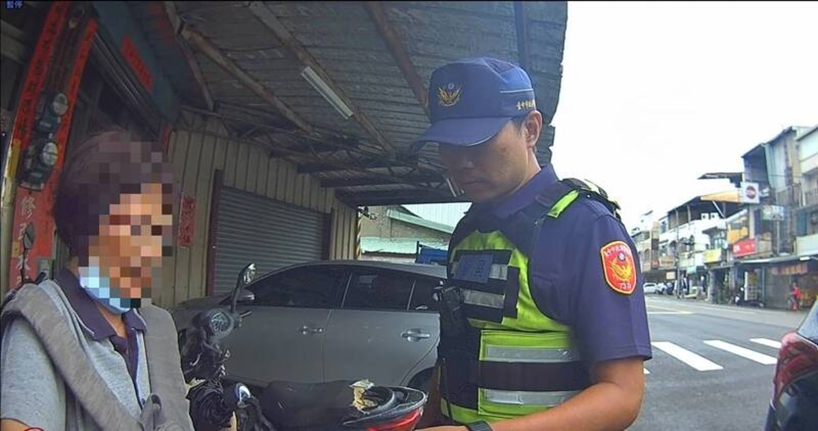 婦人遭「假檢警詐團」所騙急奔郵局匯款　幸遇真警察及時阻詐