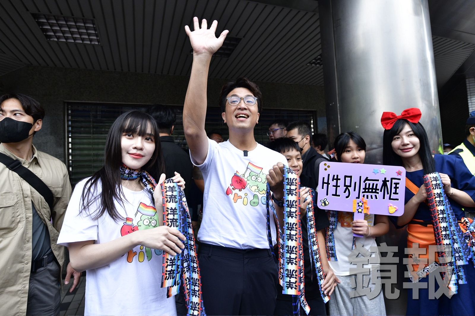 民進黨台北市長候選人沈伯洋身穿奔奔抱抱的白T,與立委吳沛憶、黃捷一起發放同遊限定的彩色洋流飄帶。攝影李智為