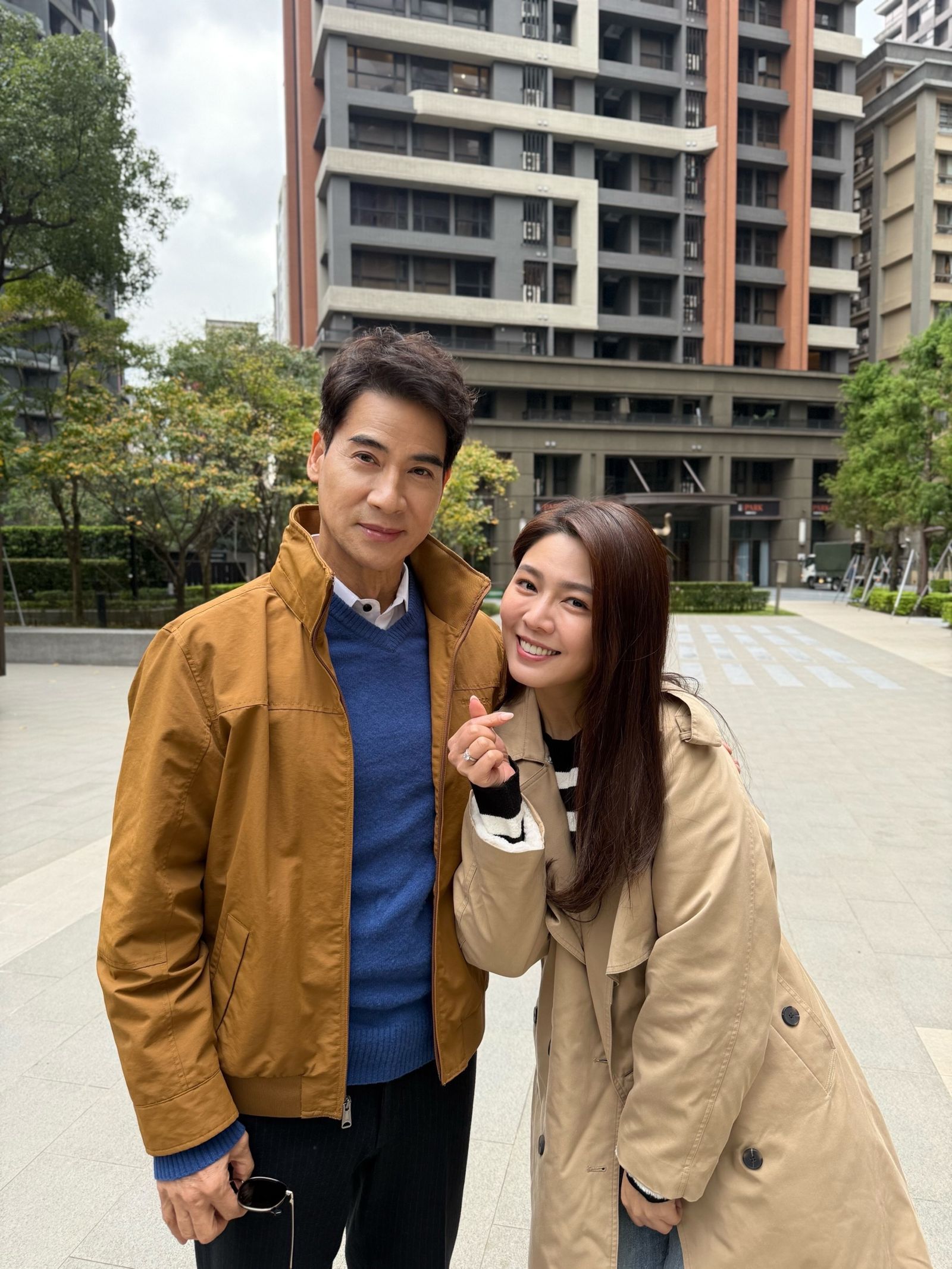 白家綺（右）分享與偶像翁家明初次見面，瞬間變身小粉絲合照留念。民視提供