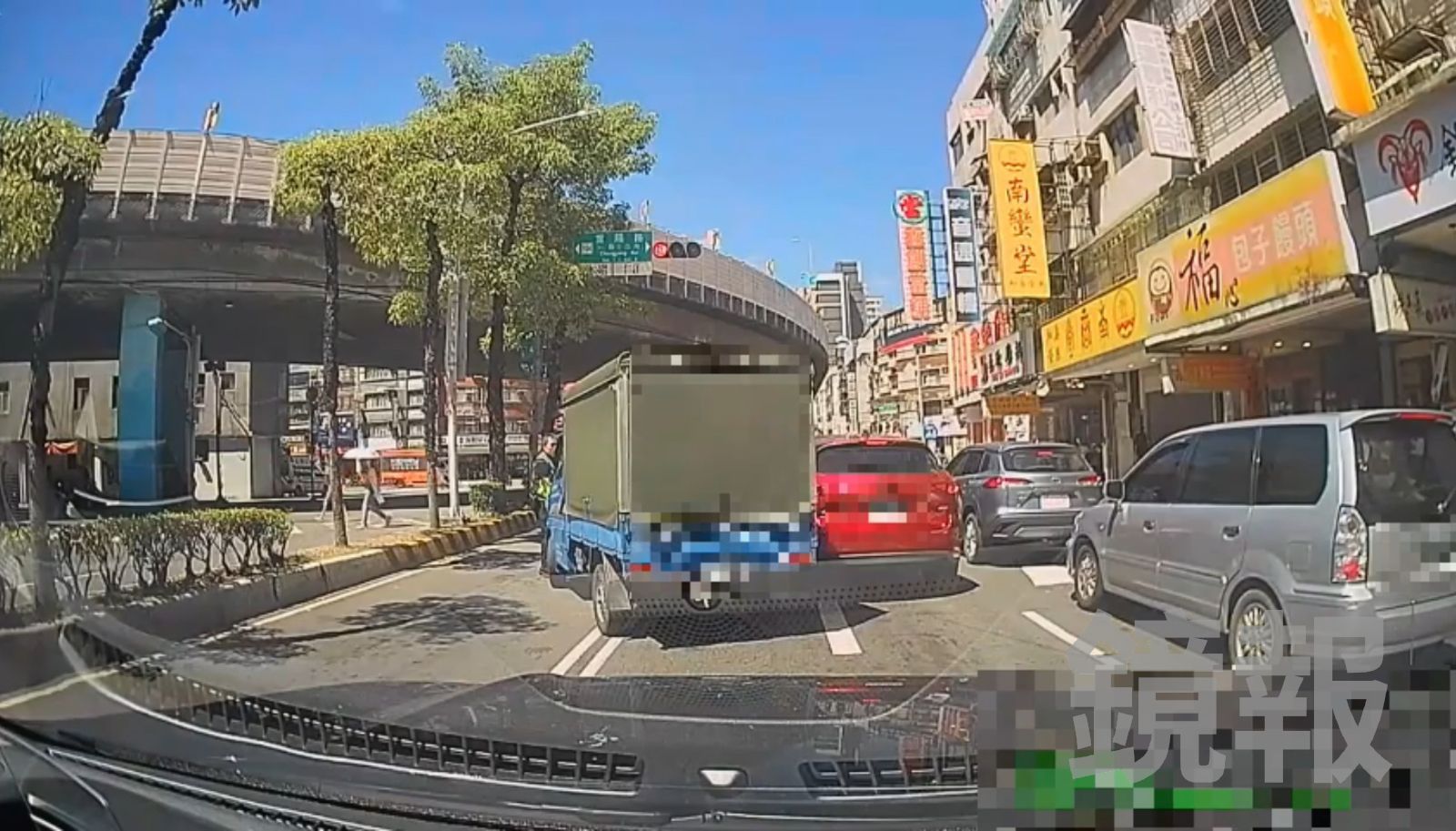 三重街頭又見「喪屍」上路！毒蟲驚醒竟踩油門衝撞員警