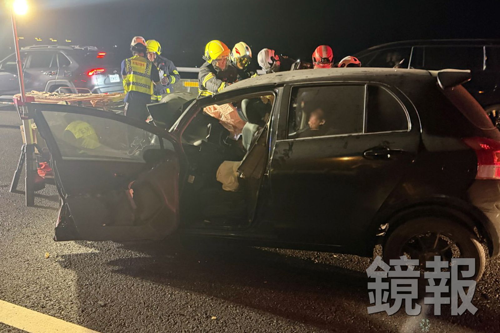 一名男子受困車內、滿頭鮮血,警消破壞車體展開救援。圖/民眾提供 現場7人受傷,警消展開救援。圖/民眾提供