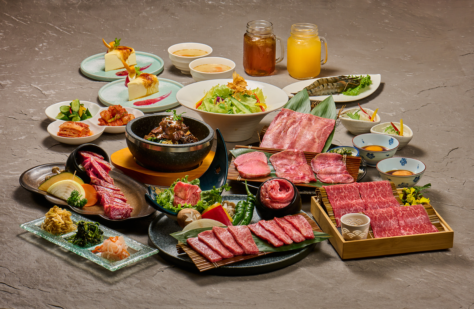 「豐宴套餐」可嘗到日本國產牛不同部位，肉質媲美日本和牛，口感卻更清爽，套餐總肉量達700公克。（4,380元／雙人套餐）