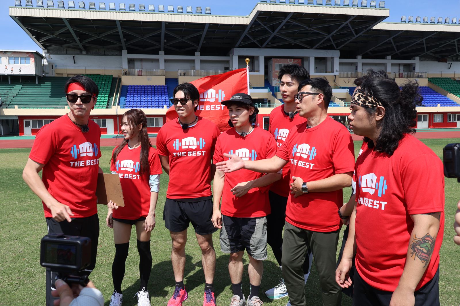 江宏傑(左1)評估戰況表示紅隊隊長江宏傑也表示:「之前那些人都很強。」《全城地圖:最強明星隊》提供