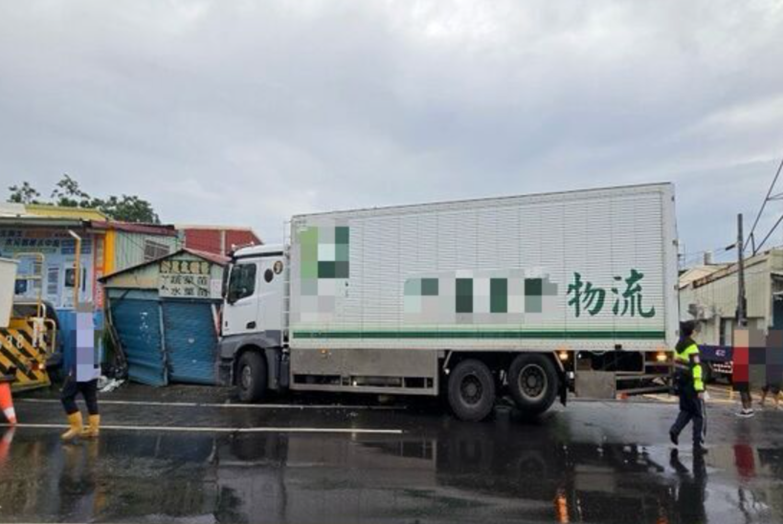 屏東大貨車失控「鏟倒」2電桿 運將竟是「喪屍」上路GG了
