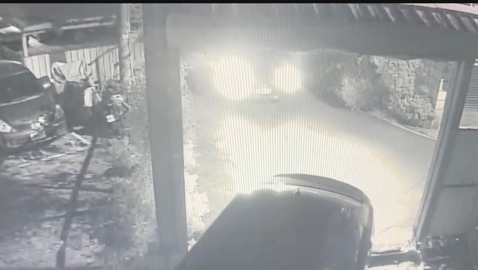 李男駕車尾髓柯男進入停車場。翻攝畫面