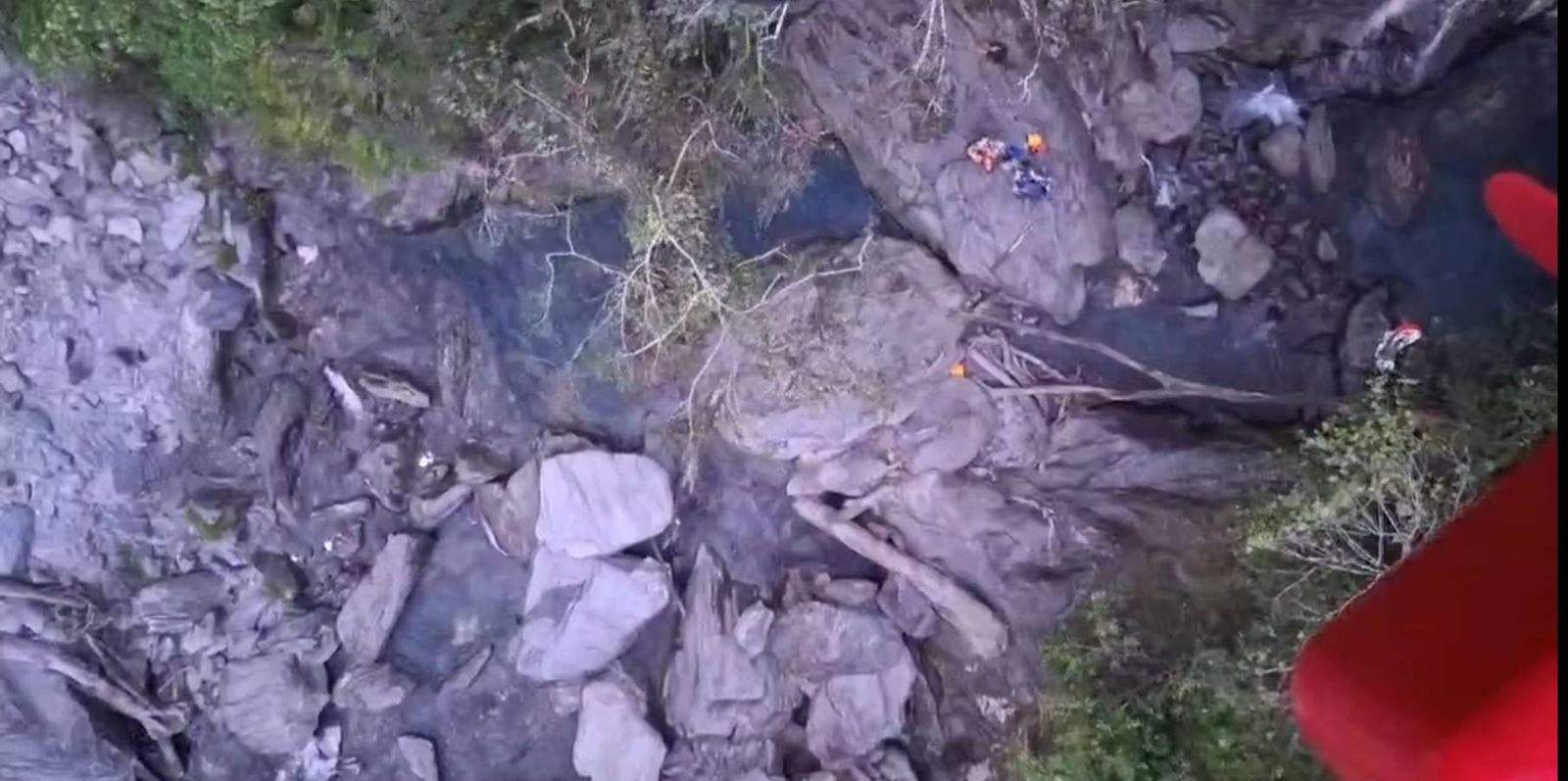 3外籍遊客台東溪降墜谷1人重傷家屬跨海求助　空勤火速出動今上午完成救援