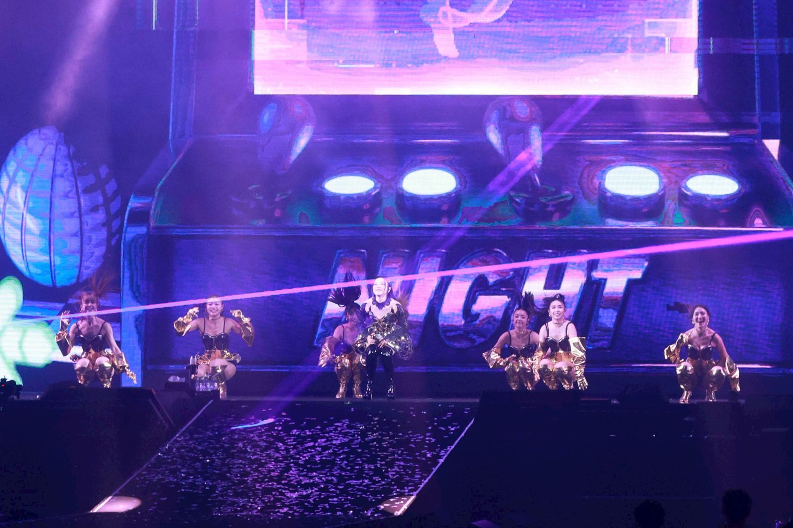 丁噹在台上嗨跳16蹲。劉耀勻攝