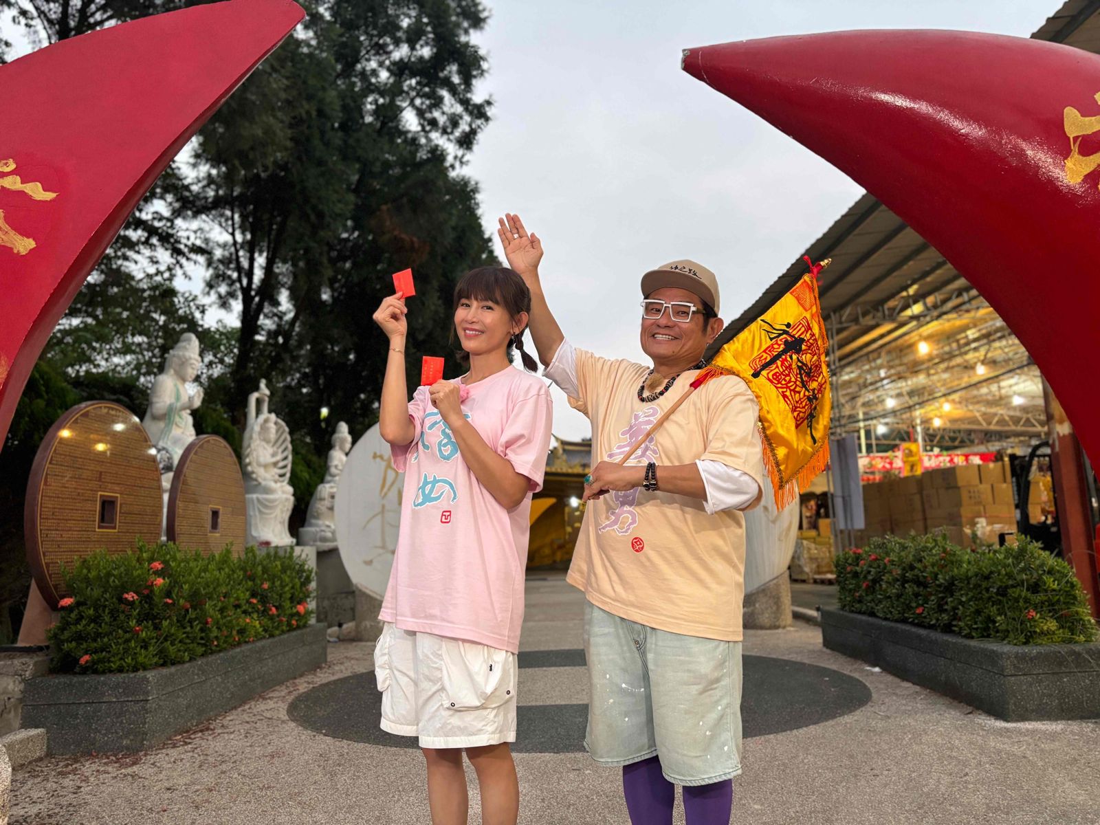 許效舜、鄭仲茵更體驗迎富送窮過五關的尋財路,兩人皆順利擲三聖杯求財成功!東森超視提供