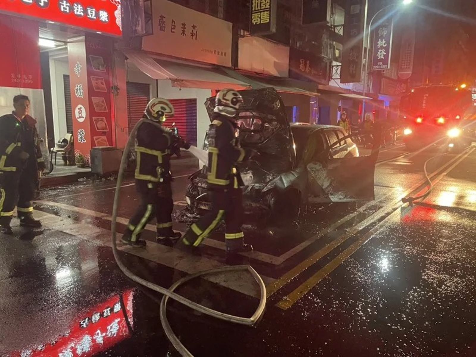 嚇死了！ＢＭＷ車頭冒煙轉眼火燒車　母女驚魂逃過一劫