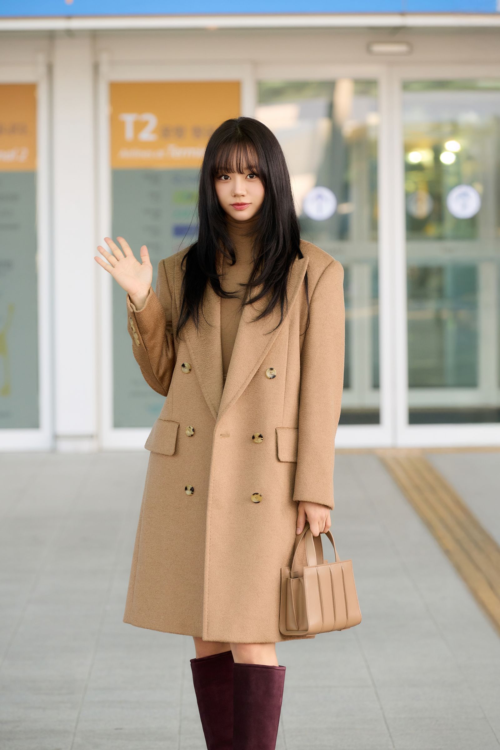 惠利選穿的Olimpia Coats靈感源自品牌經典Olimpia Jackets,以頂級駝毛zibeline drap製成全新雙排扣大衣。品牌提供