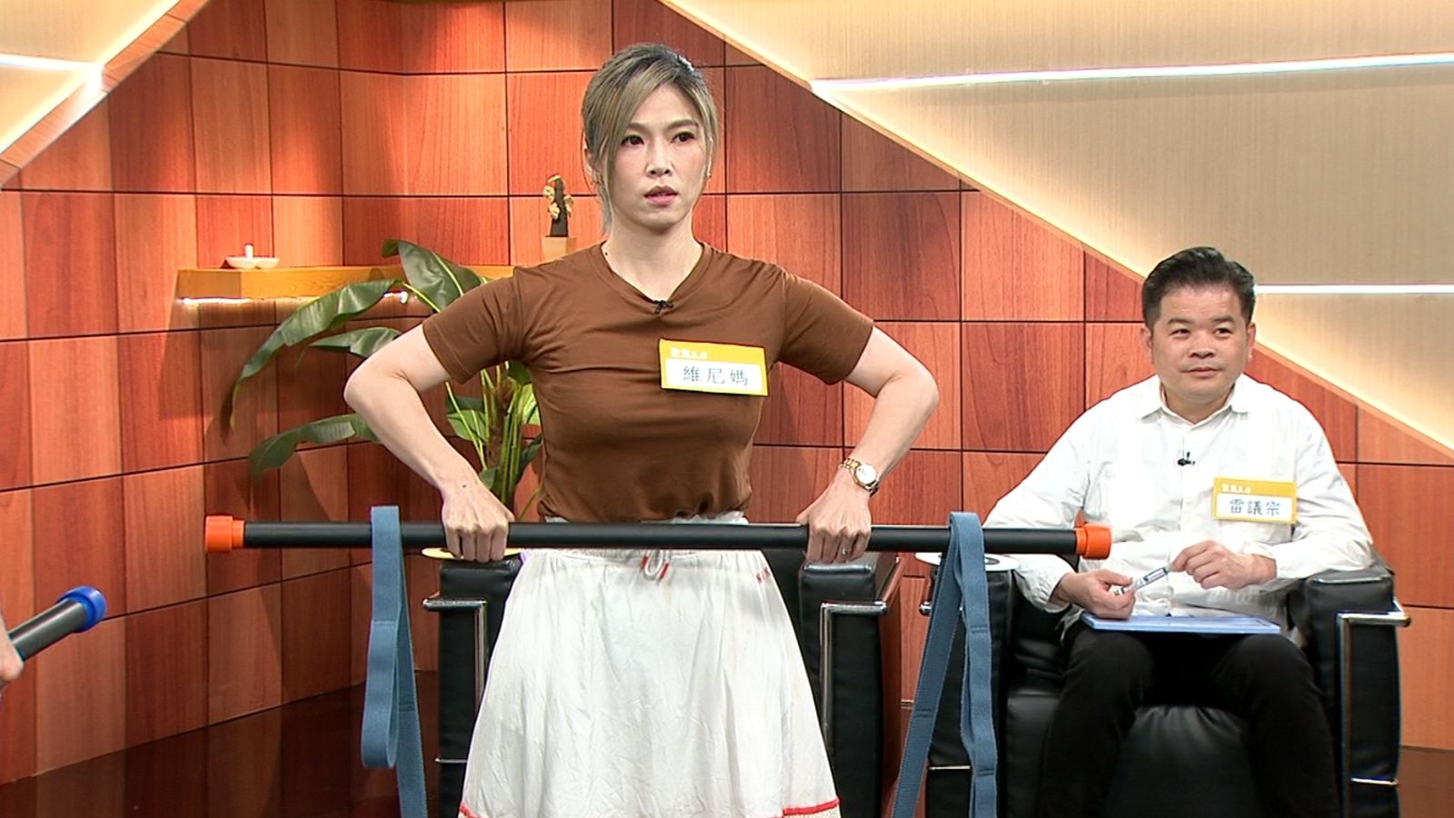 四寶媽維尼現場學習拉伸運動，改善脊椎側彎狀況。年代提供