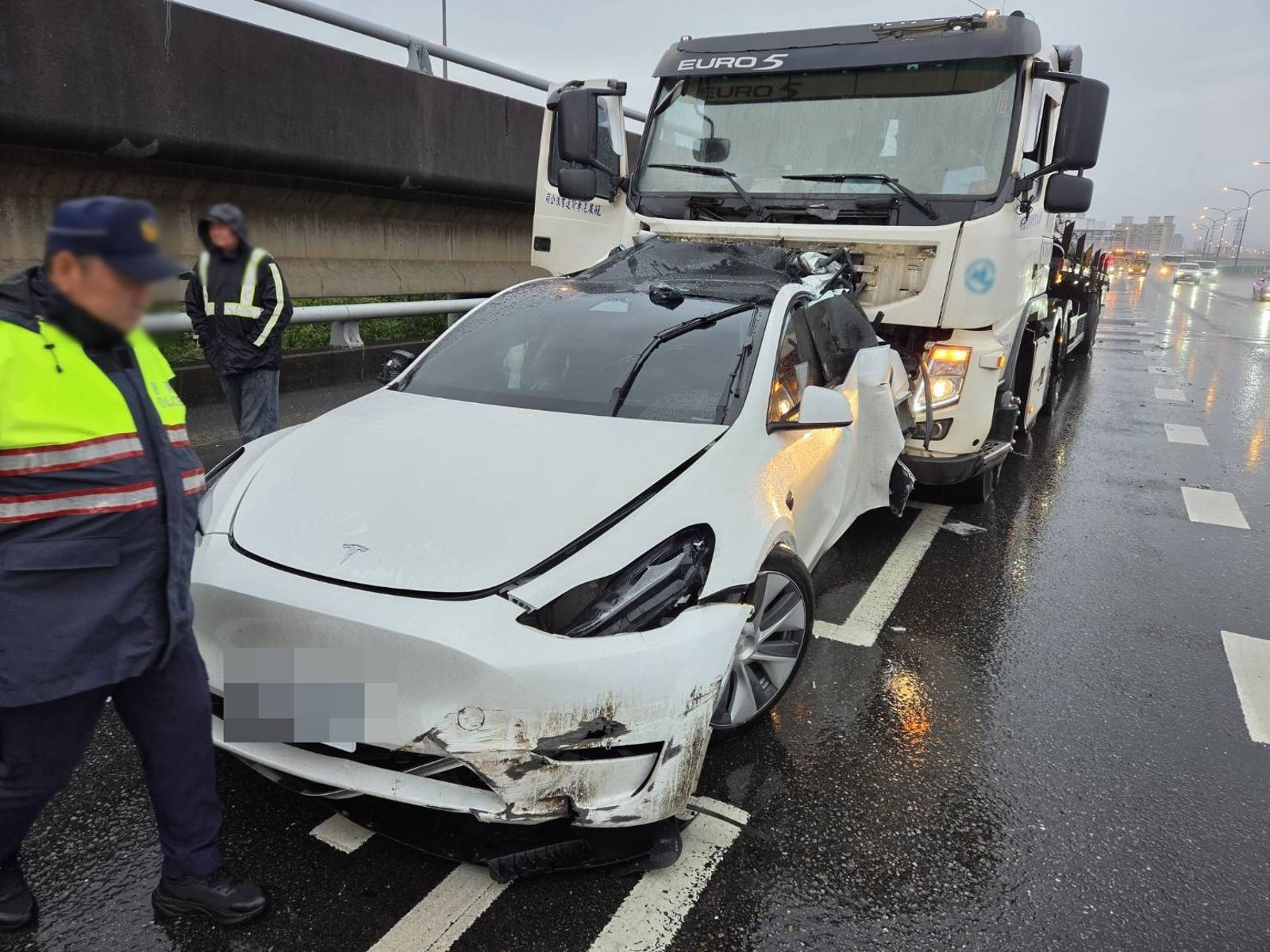 特斯拉遭大貨車追撞。翻攝畫面