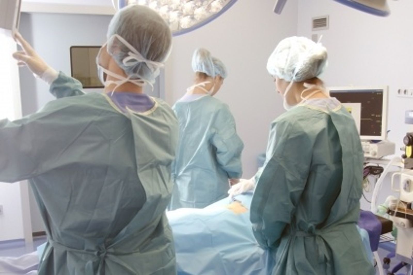 分娩遭大批醫學生圍觀做筆記！她怒吼不尊重：產婦也是人
