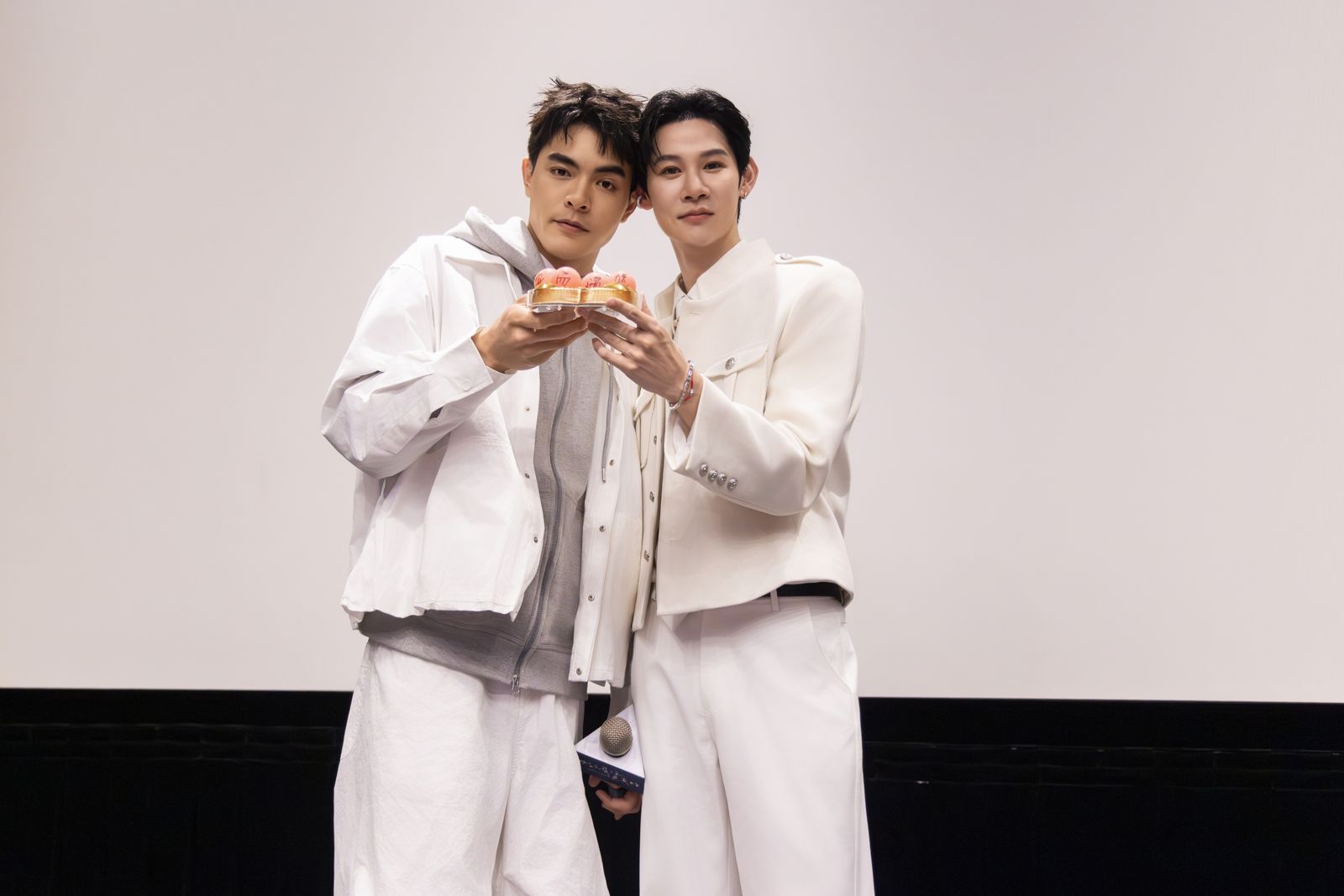 夏和熙（右）、楊翹碩在白色情人節甜蜜合體出席「番外篇鑑賞特映」。結果娛樂提供