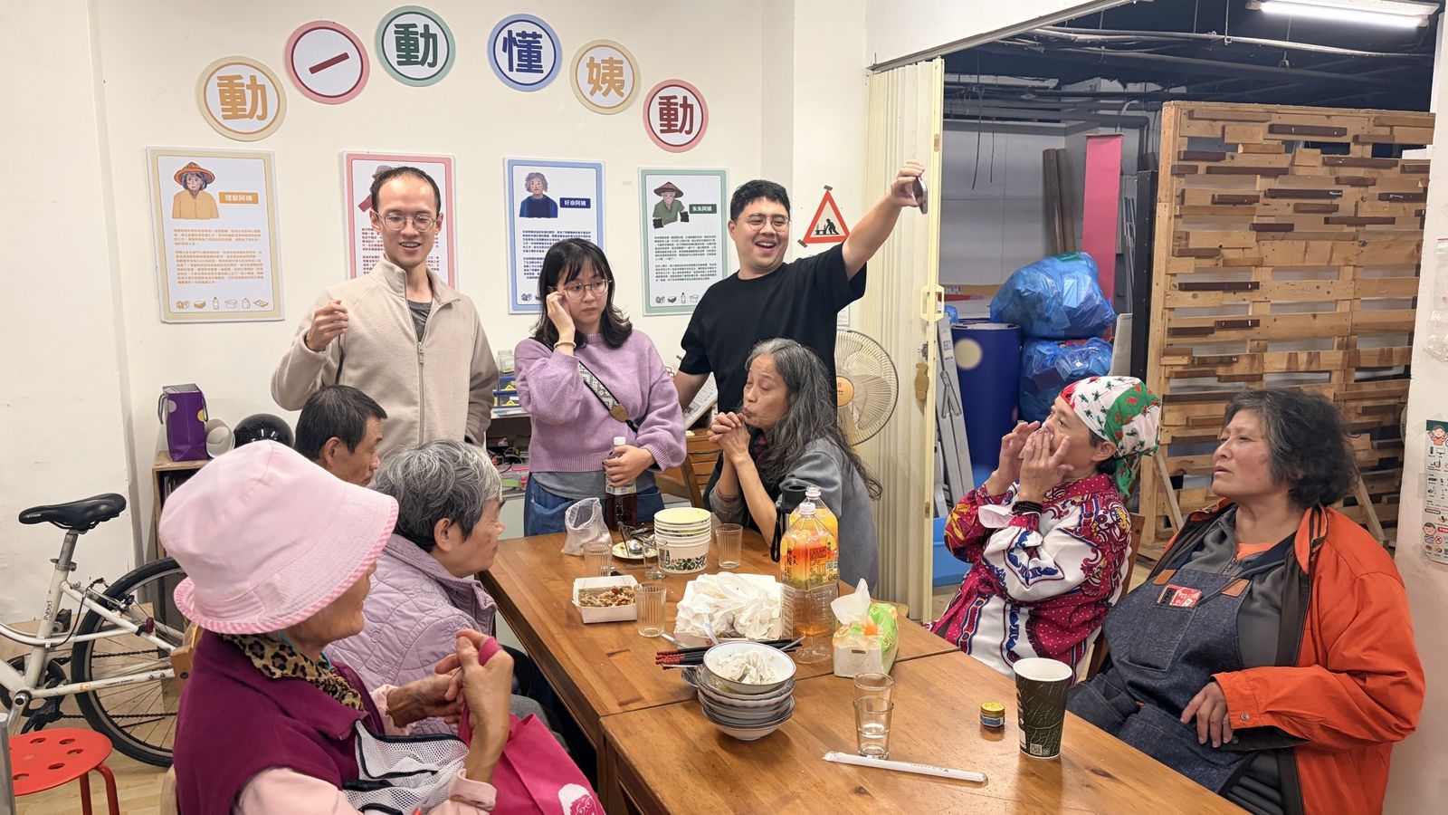 拾荒者困境/默默陪伴拾荒長輩 「五角拌」這群年輕人是誰?