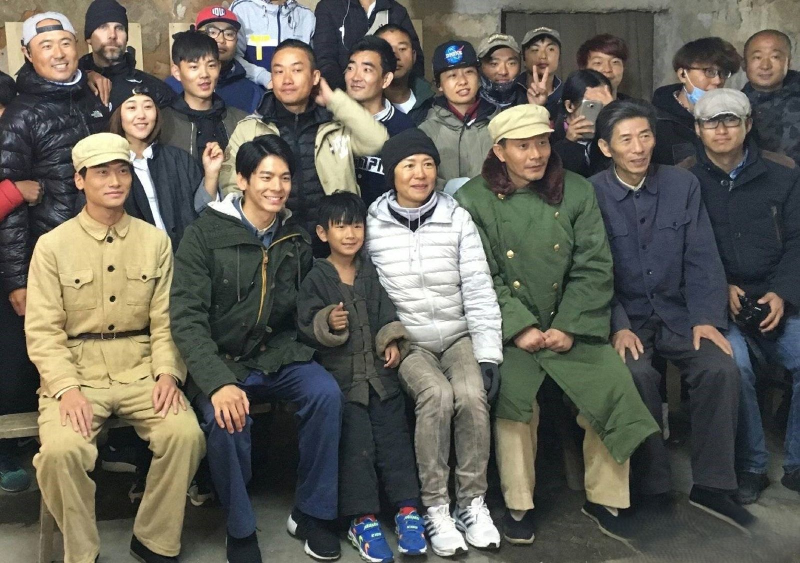 林柏宏（前排左二）拍攝統戰電影《因為有了你》，與導演甯瀛（中白衣者）及其他演員合影。翻攝微博