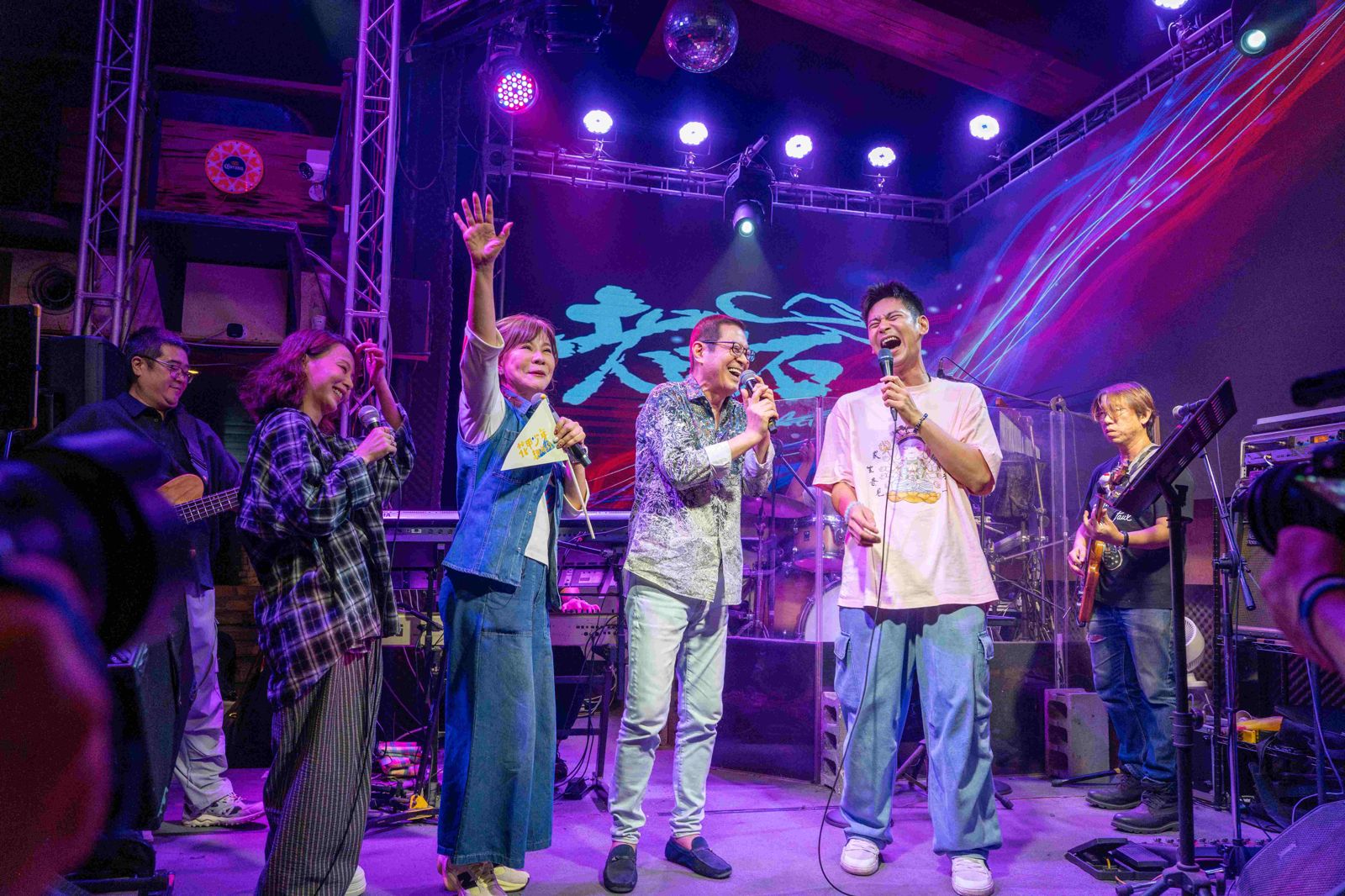 蔡小虎、龍千玉、孫淑媚、楊子儀前往音樂餐廳獻唱，現場觀眾瘋狂尖叫。東森綜合台提供