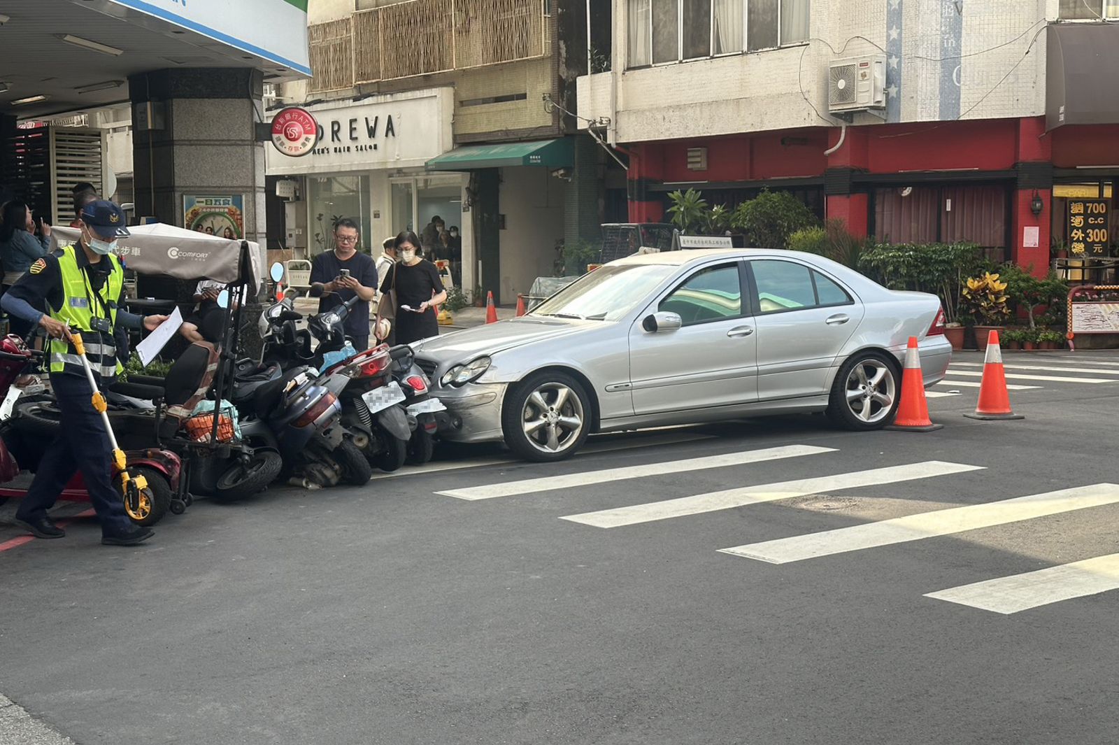 連撞31輛機車!台中81歲女駕駛疑「身體不適」撞不停 住戶水管盆栽通通撞爛