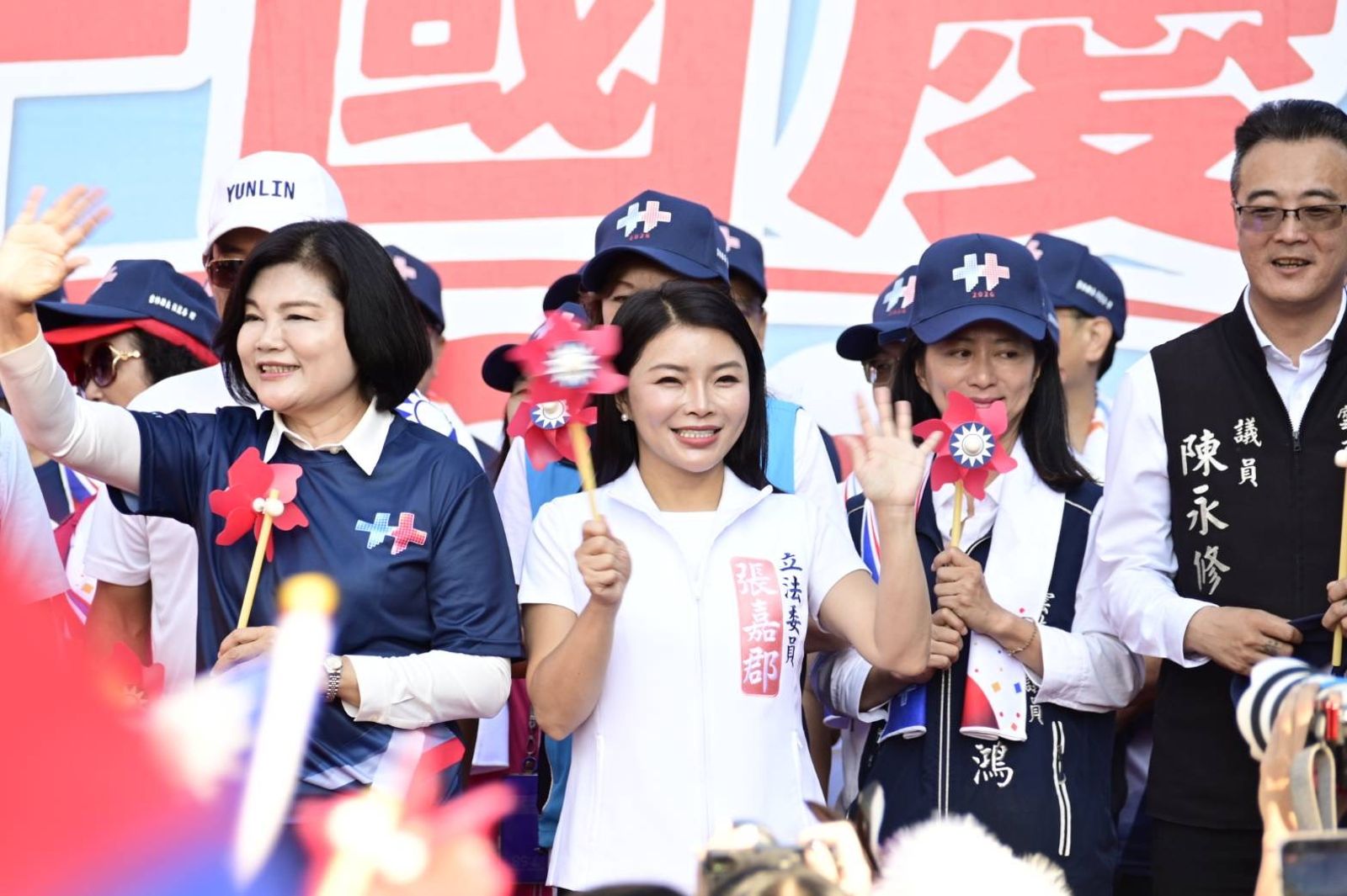 國民黨雲林縣長參選人張嘉郡今(10日)與雲林縣長張麗善共同出席雲林縣政府與斗六市公所舉辦的「2026雙十國慶齊步GO」升旗健走活動。圖/張嘉郡辦公室提供