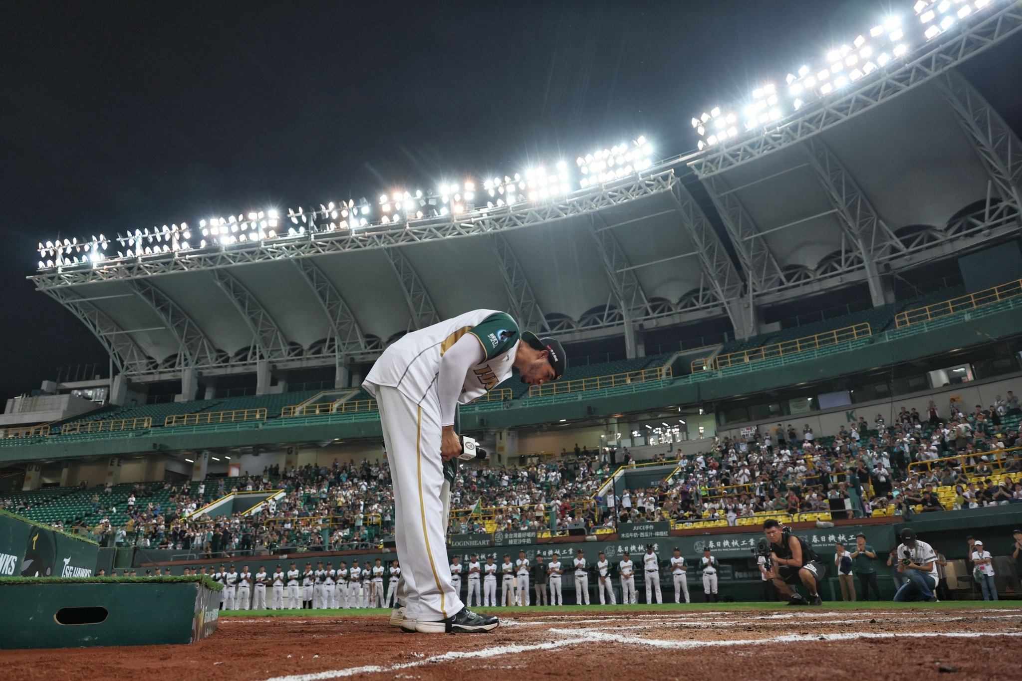 中職／痛失愛妻仍堅持上場　魔鷹賽後真情告白球迷：你們要好好陪伴家人