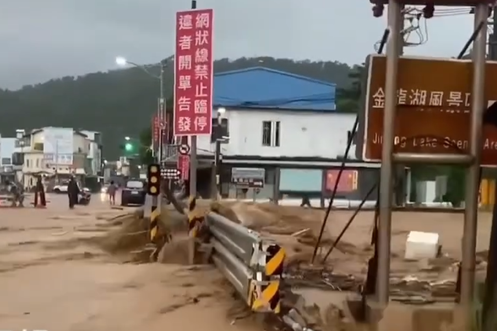 台東一處河川潰堤。圖／翻攝自Threads＠junyang1025