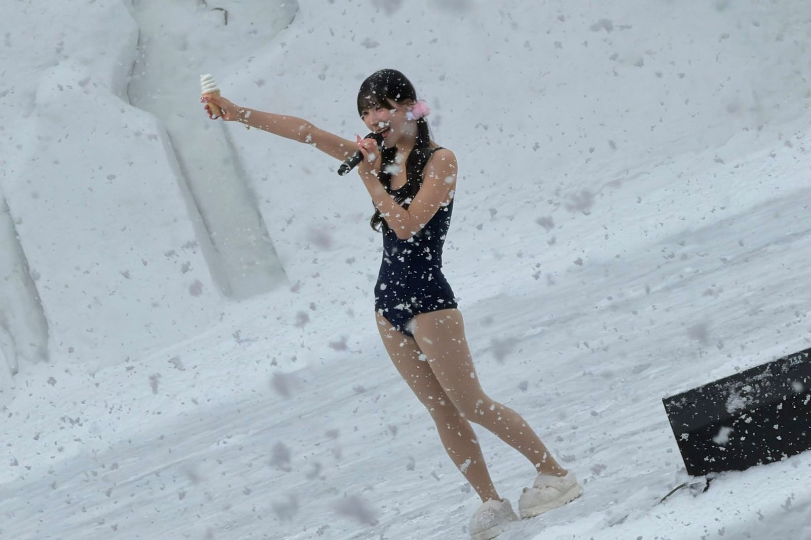 日女偶像暴風雪中僅穿泳衣熱舞挨轟　過往黑歷史遭挖：內褲送觀眾
