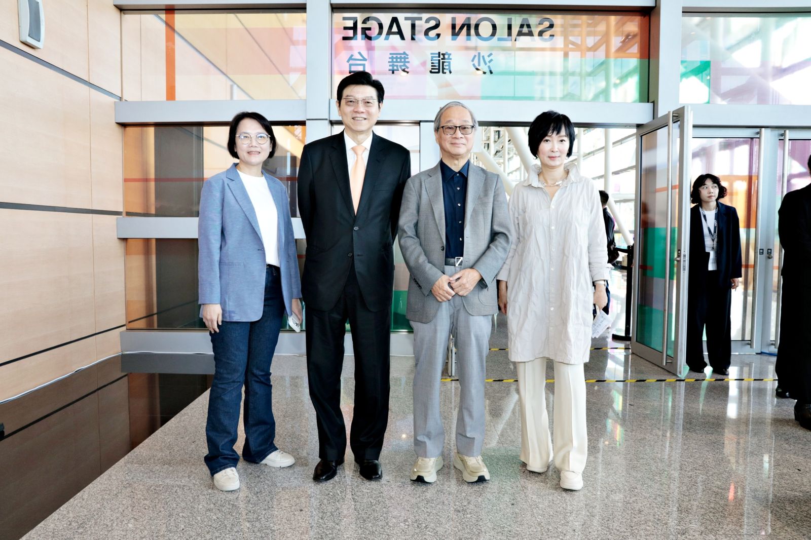 左起文策院院長王敏惠、精鏡傳媒董事長裴偉、文化部長李遠、鏡文學總經理董成瑜在「2025 TCC創意內容大會」上公開未來5年合作計畫。圖/鏡週刊