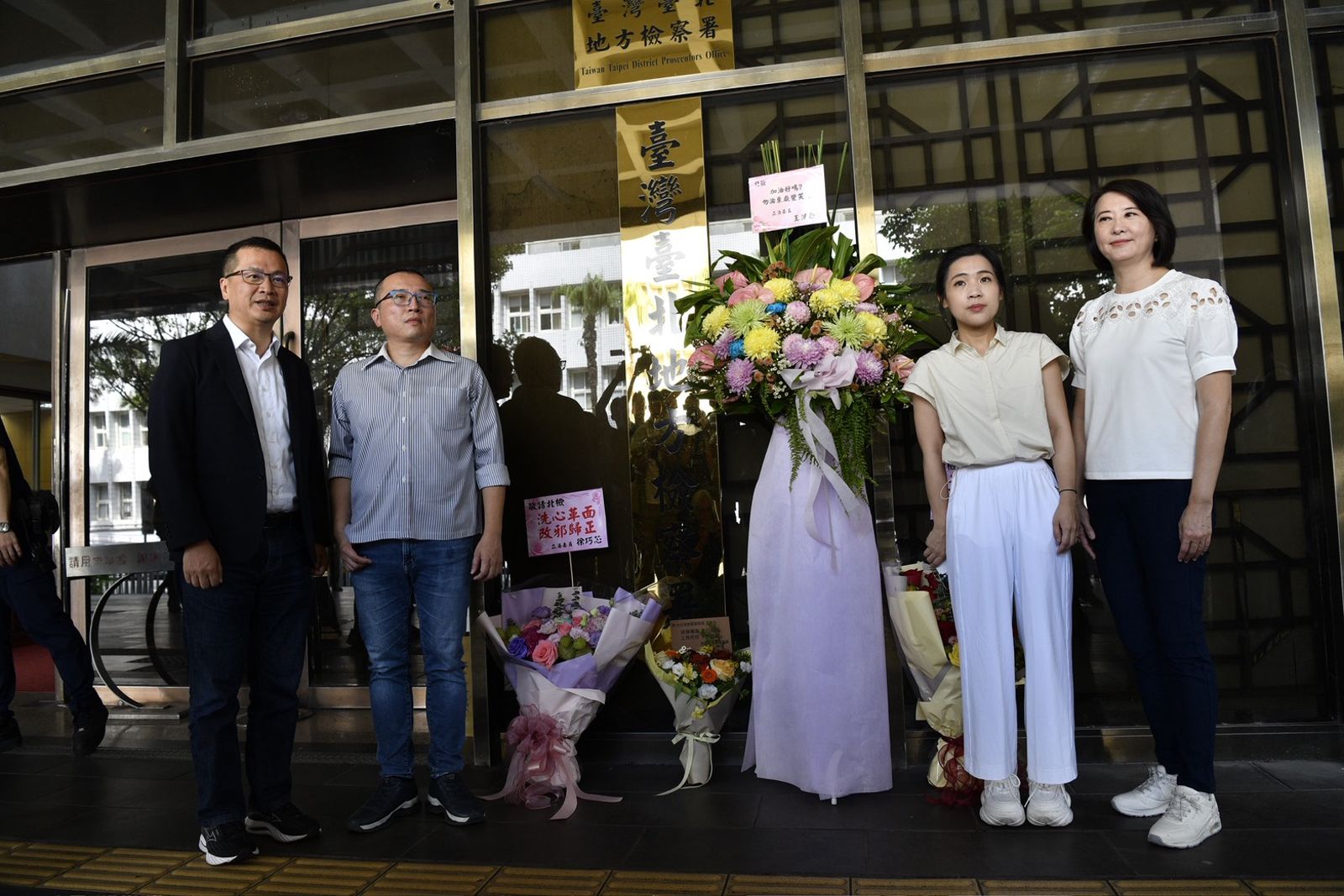 藍白贈花籃諷「東廠」 北檢不領情拒收:轉贈或銷毀