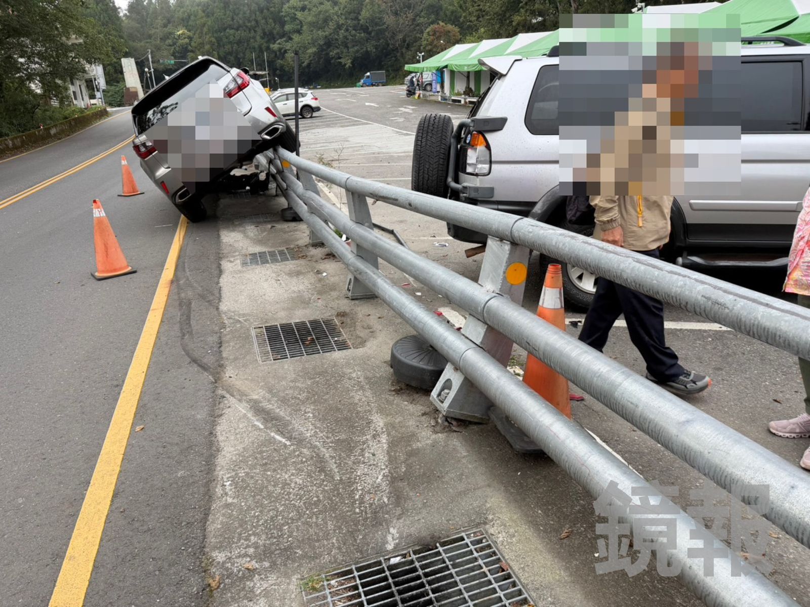 銀色休旅車失控自撞、騎上護欄,整輛車傾斜,形成貌似停車的奇特景象。圖/民眾提供