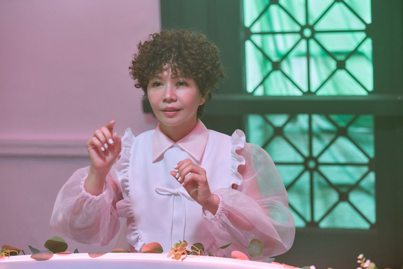 56歲金鐘女配自誇一臉膠原蛋白:是個老Baby 驚人「粉紅力量」戲服太萌!竟遭女主角「搶走」