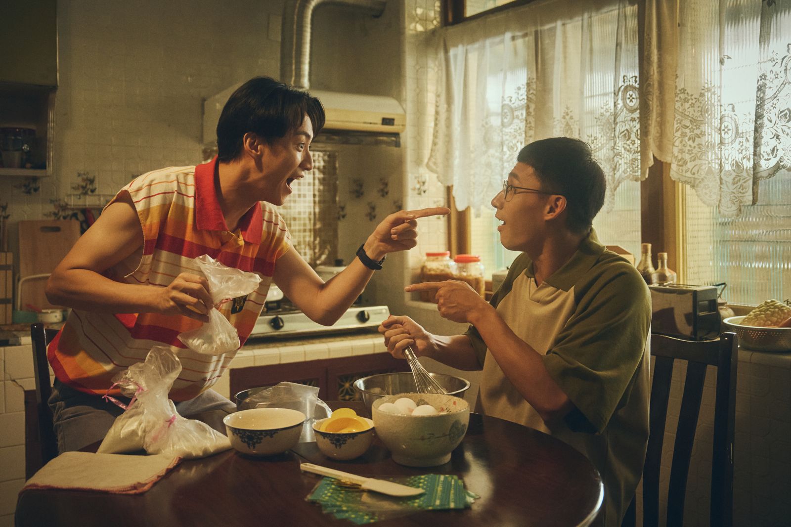 吳翰林(左)、紅毓璟(右)在《成功路上》飾一對莫逆之交。華視、公視台語台提供