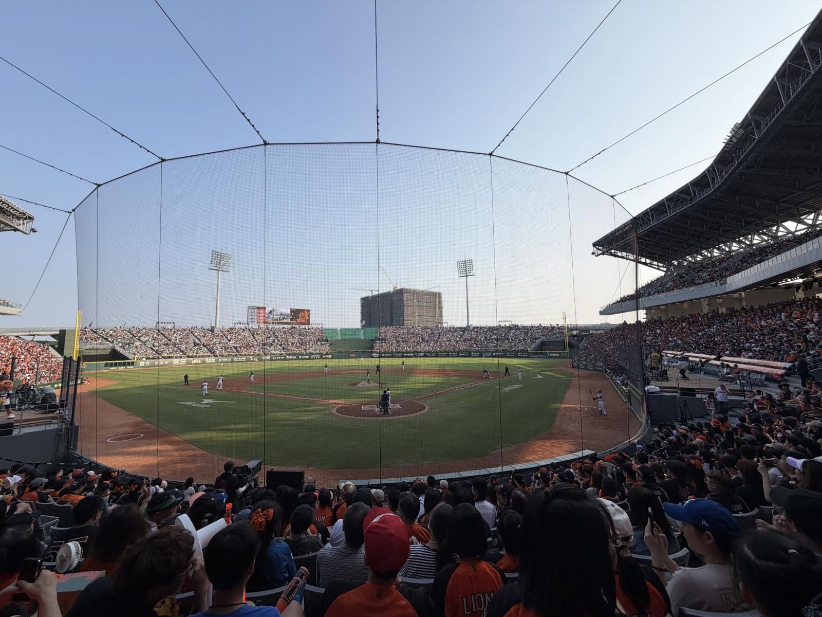 亞太棒球場「啟用首戰擠2.3萬人」爆滿破紀錄　觀眾狂罵3大缺點：到底多愚蠢