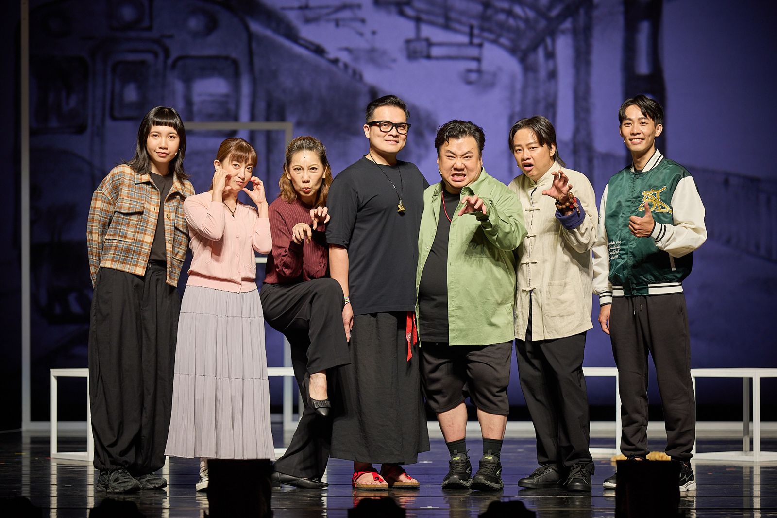 《詭哭郎嚎》演員李盈蓁（左起）、蘇育玄、郎祖筠、黃浩詠、劉國劭、賴銘偉、梁家銘。春河劇團提供