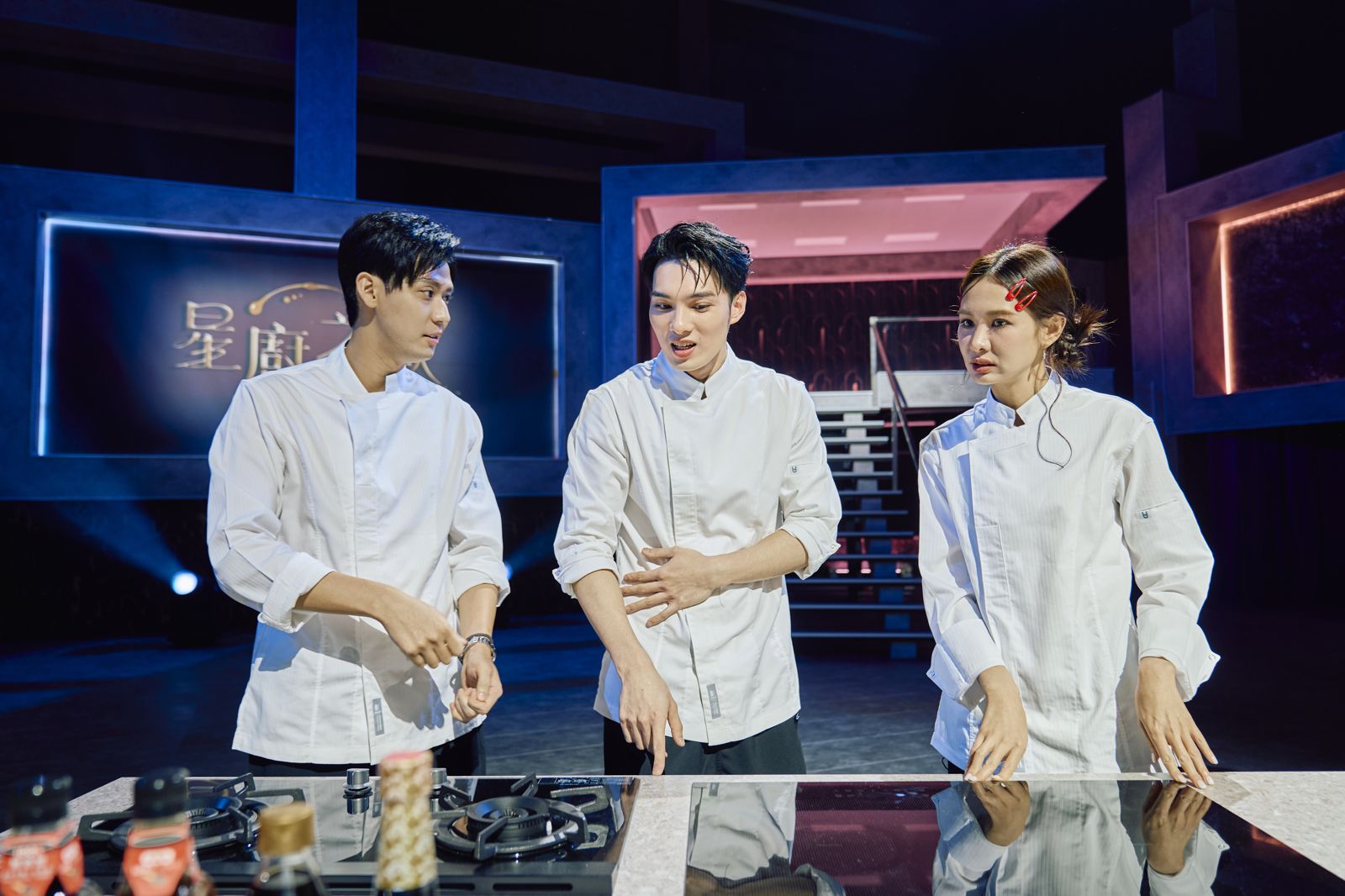 《星廚之戰》安心亞抽蝦腸被林予晞吐槽 李玉璽除魚鱗:這樣飛是對的嗎