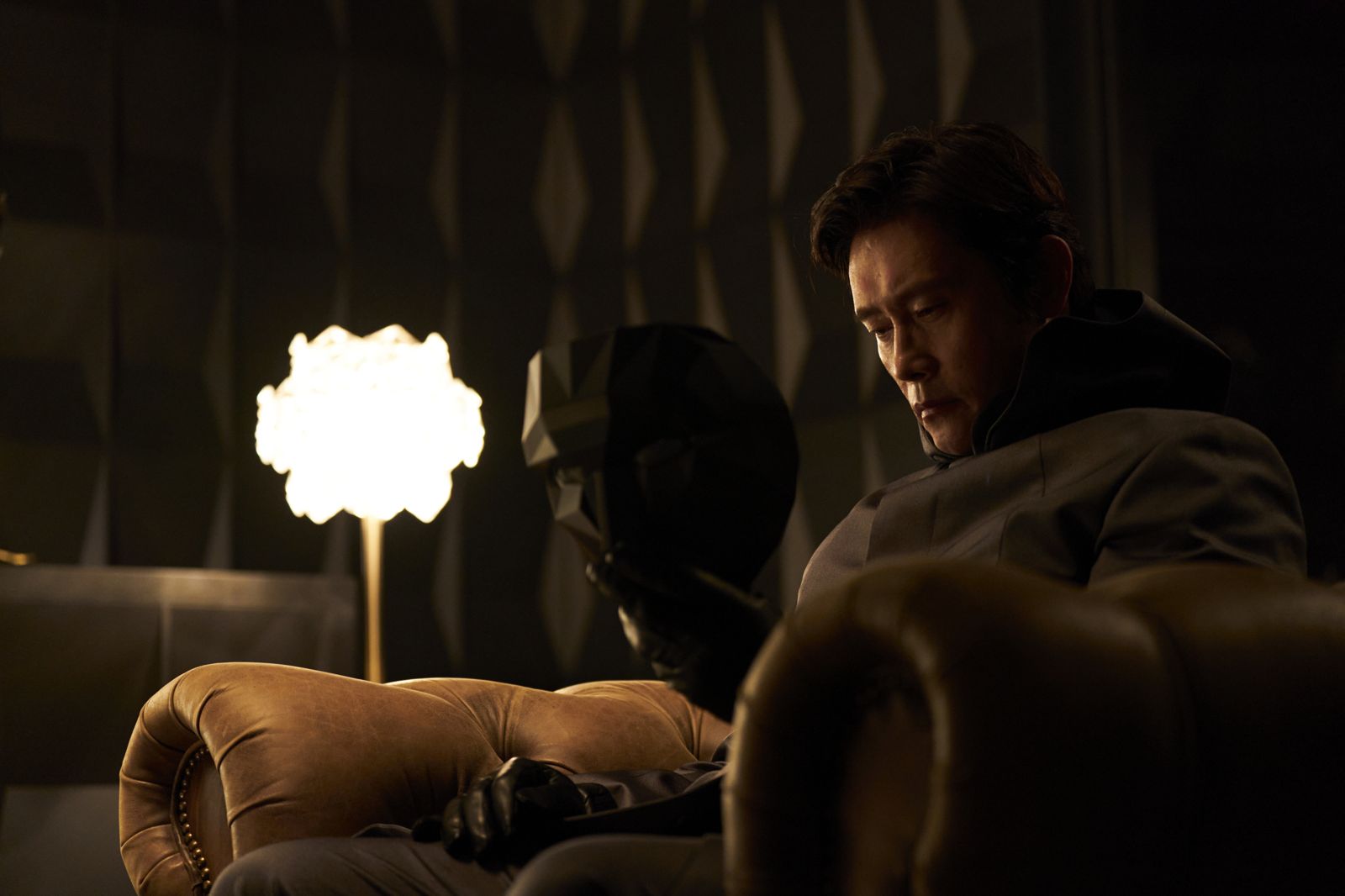 李炳憲飾演的負責人最後現身洛杉磯。Netflix提供