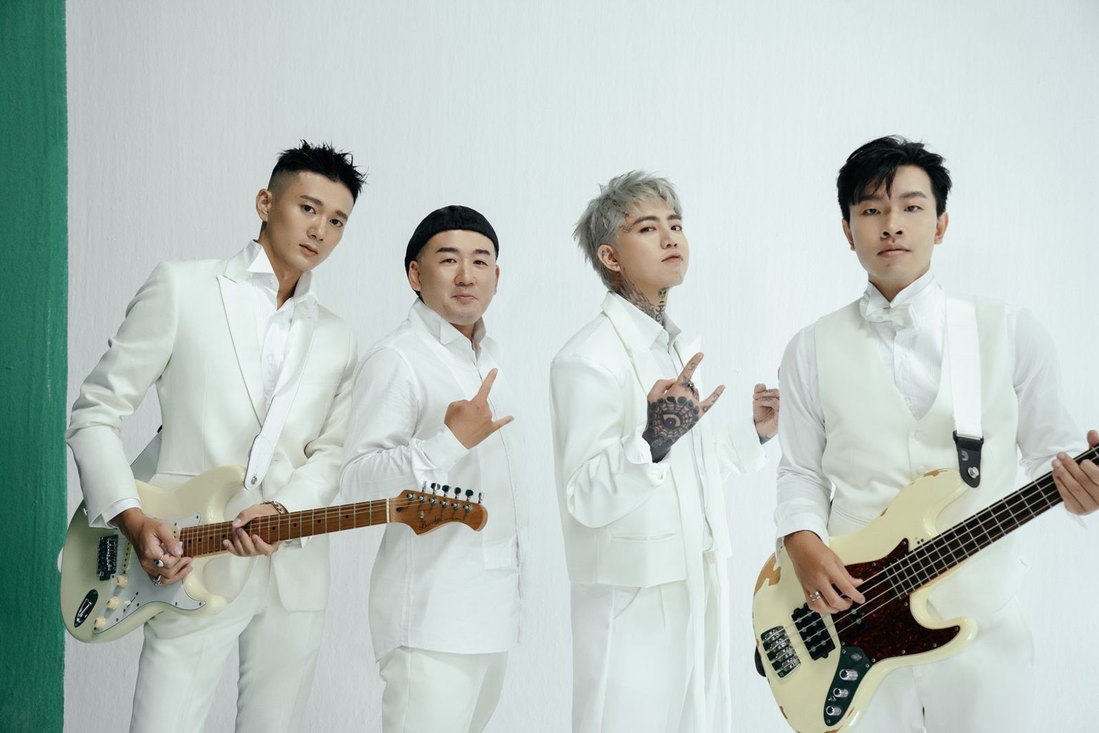 謝和弦（右2）相隔18年重新翻唱自己作品〈夠愛〉。馬槽音樂提供