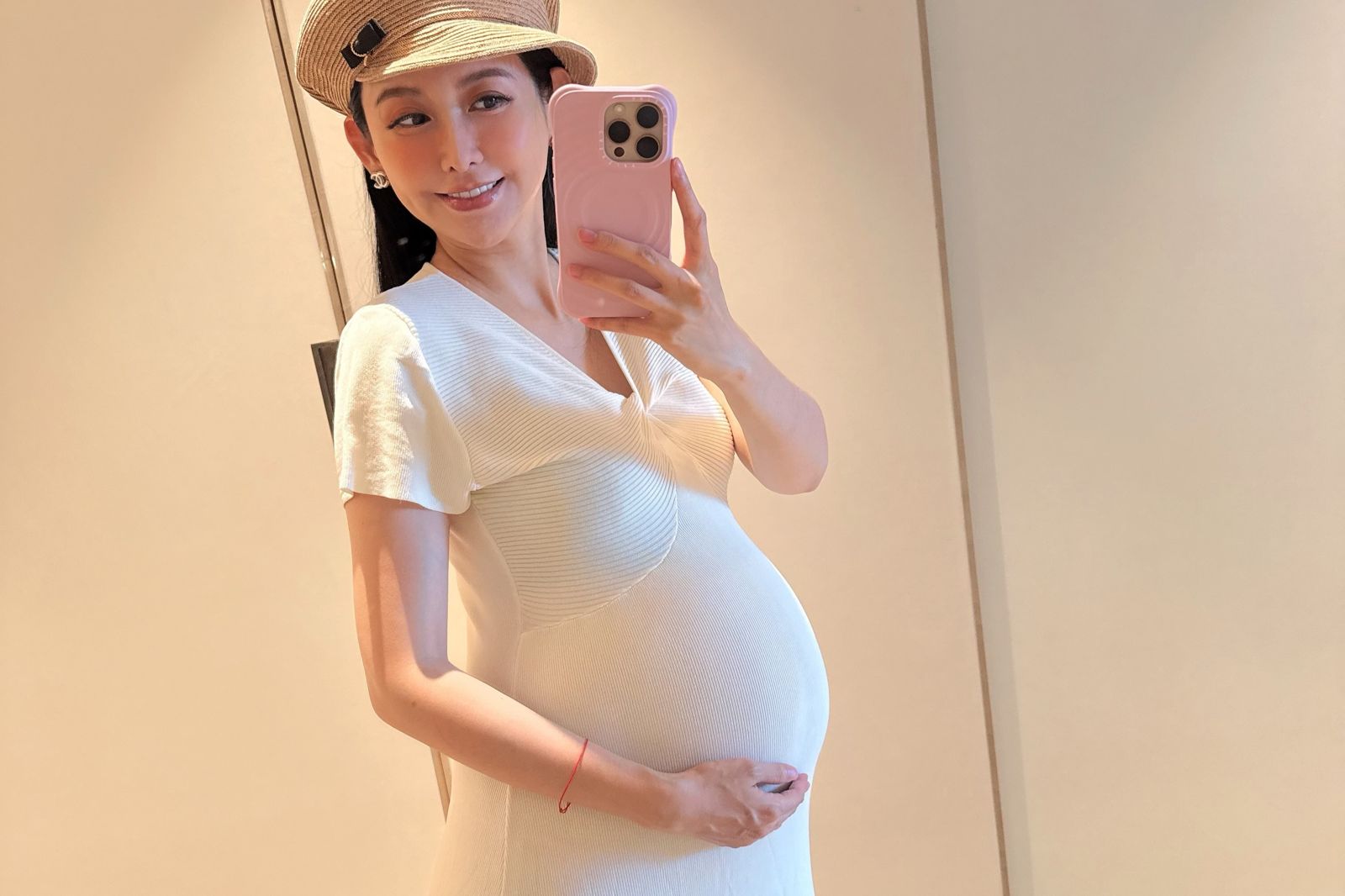 「三寶媽」愷樂喜秀雙胞胎大肚照 謝女兒:達成限定前凸後翹