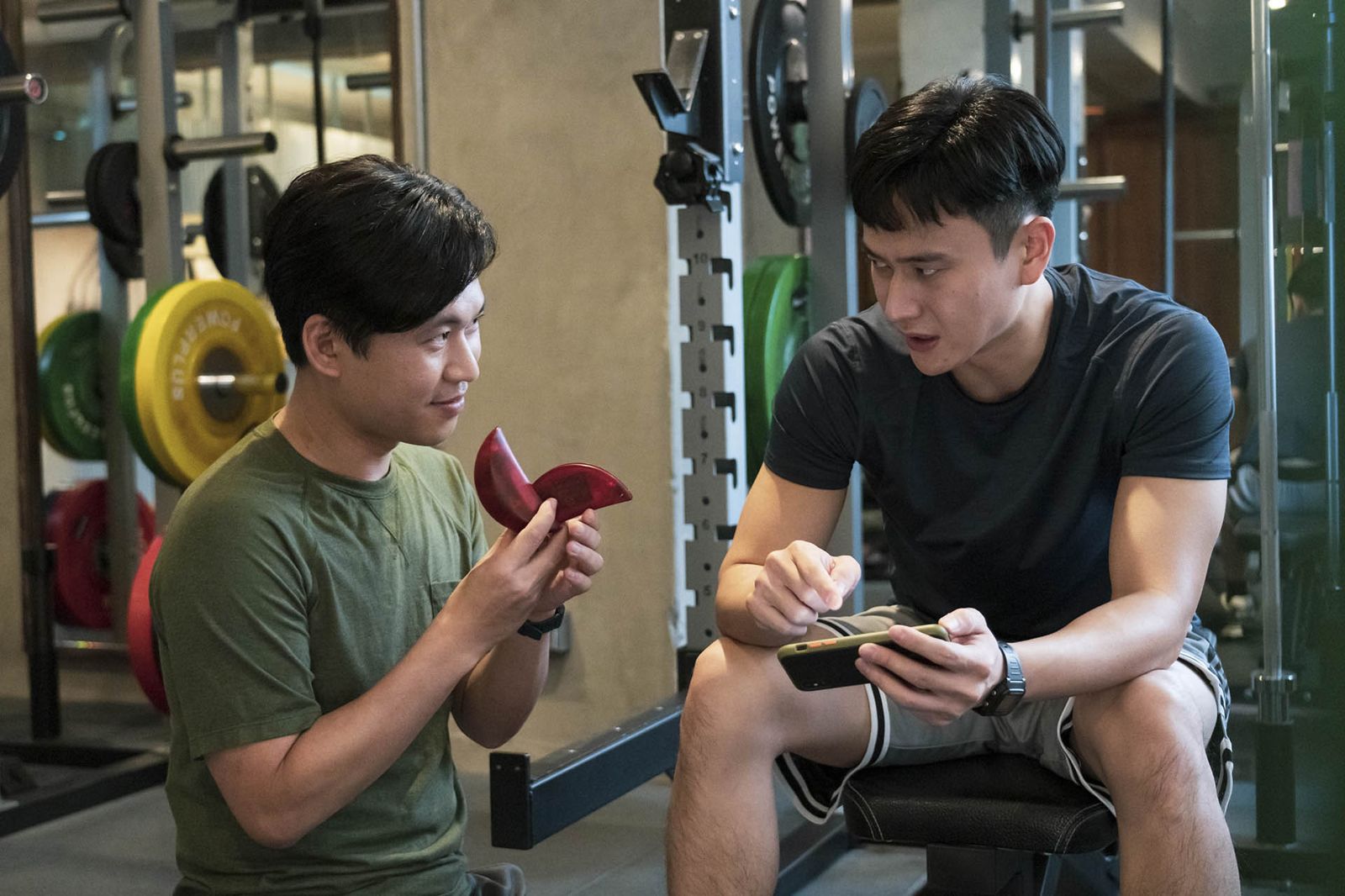 黃迪揚（左）在《聖筊》裡與劉冠廷（右）有精彩對手戲。公視提供