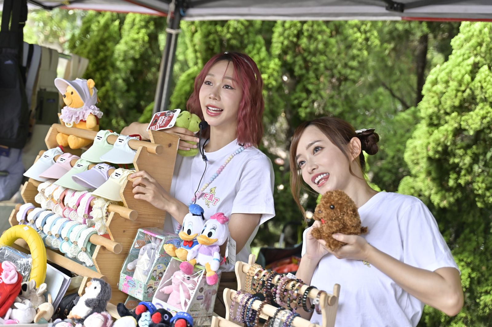 紅髮安娜（左）、丹丹（右）今日出席《不浪了！》首場校園義賣市集。金盤子娛樂提供