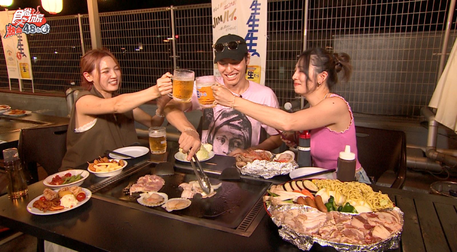 3人特地到別府暢飲沁涼啤酒，配上現烤海陸BBQ。TVBS提供
