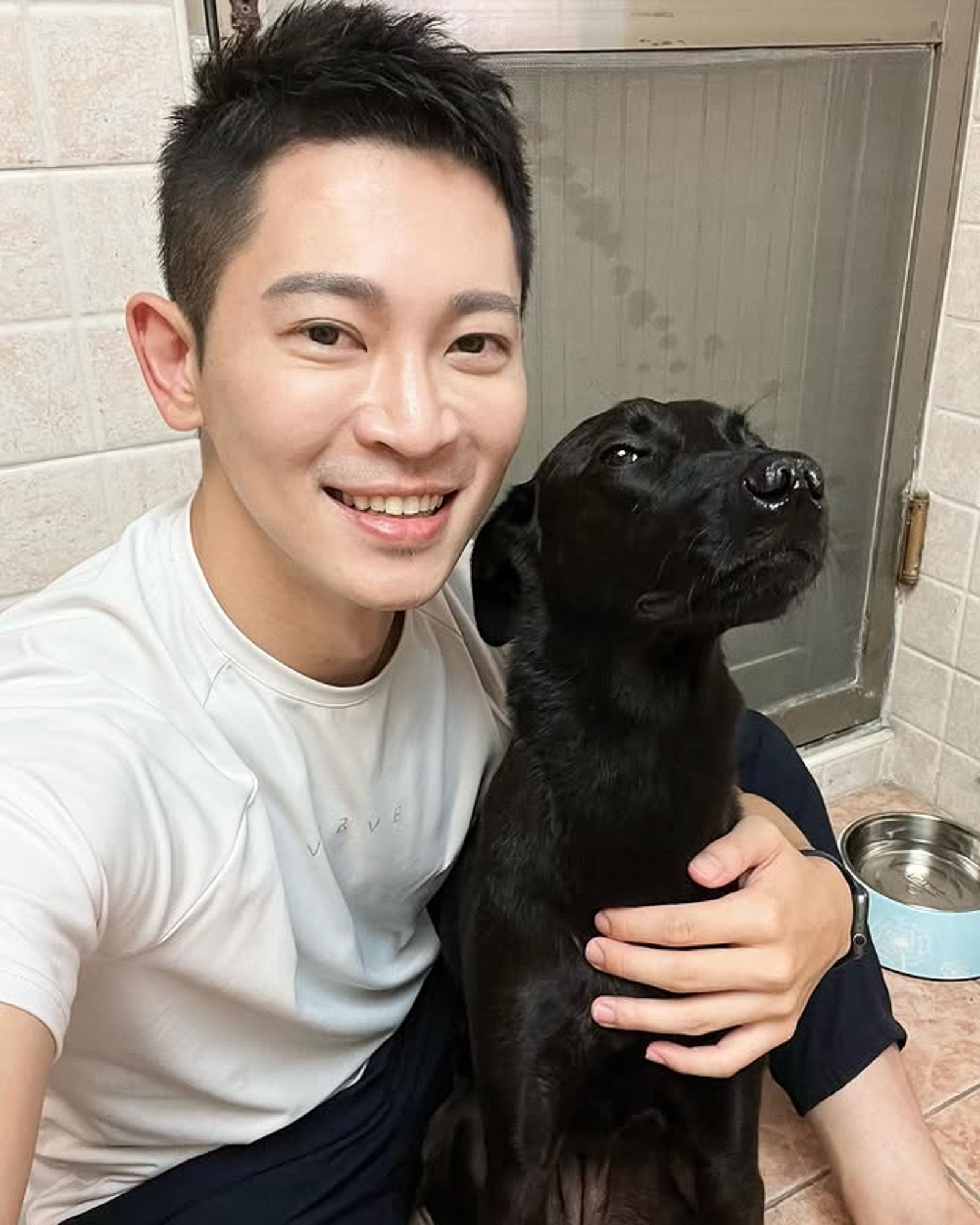 王顯瑜領養流浪狗飛飛。翻攝IG@ginobagel