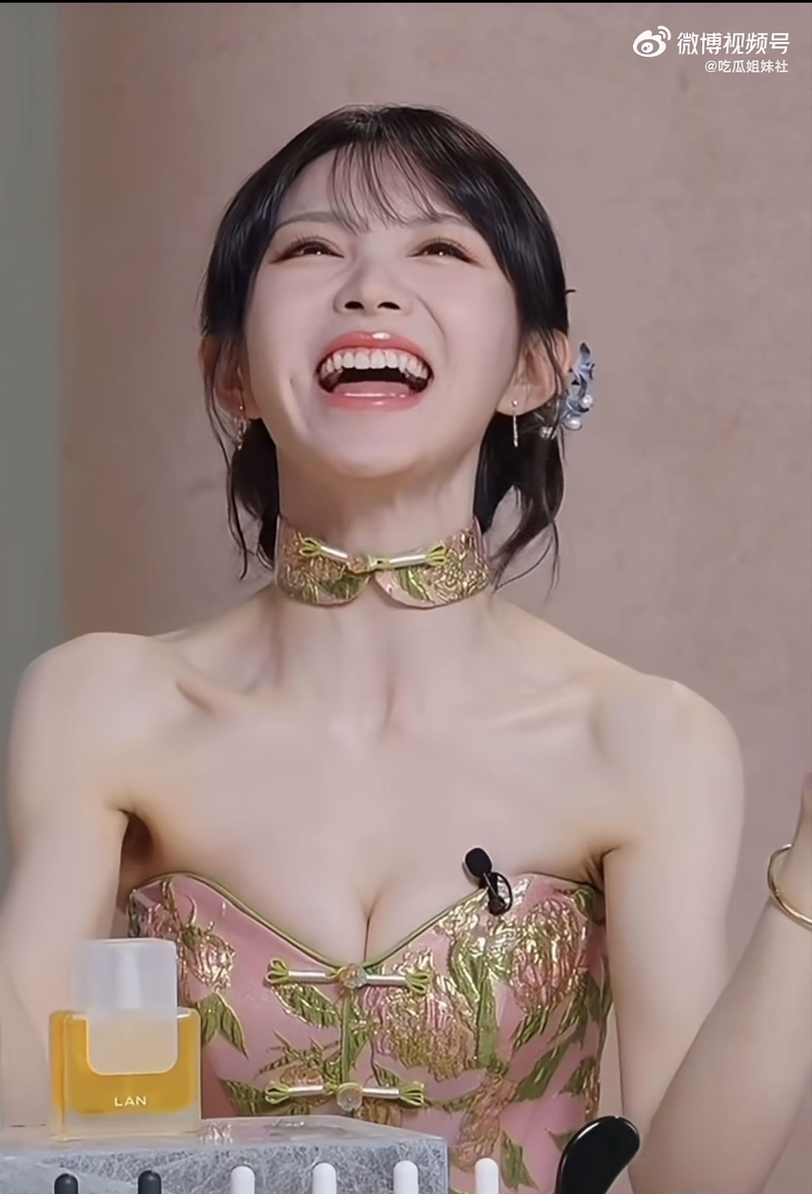 田曦薇重現「青天大老爺」招牌動作。翻攝微博