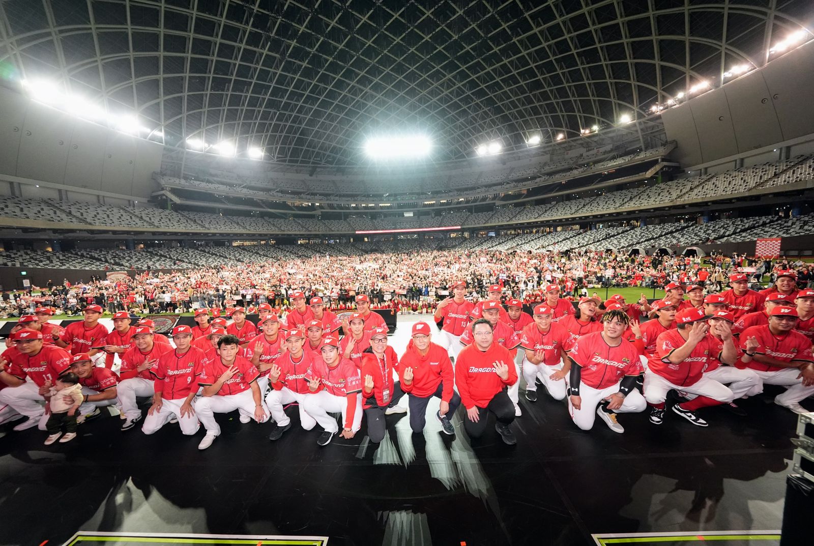 味全龍感謝祭移師大巨蛋　龍迷踏上投手丘、夜光遊行嗨翻