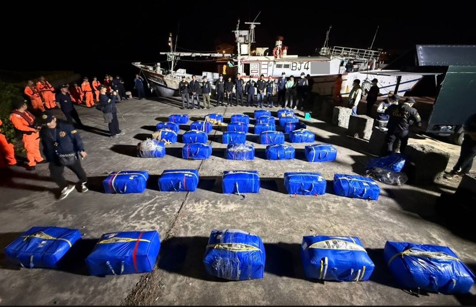 開箱片／海巡破獲「大麻漁船」走私攔截402公斤毒品　當場開箱驗貨船長臉都綠了