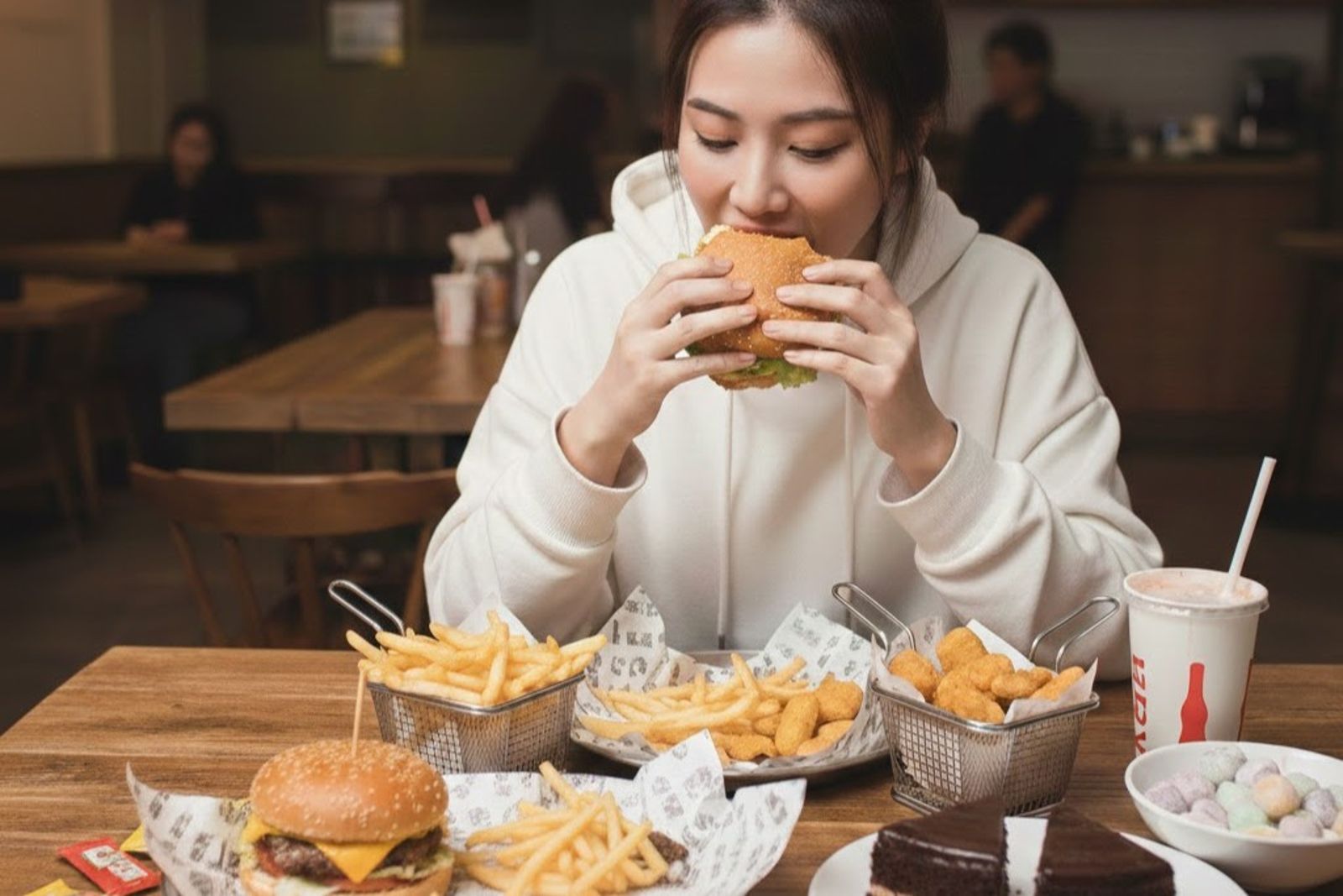 健檢最常見紅字「脂肪肝」！醫警告：死亡風險比肝癌高2倍，體重減5%就能甩油救肝