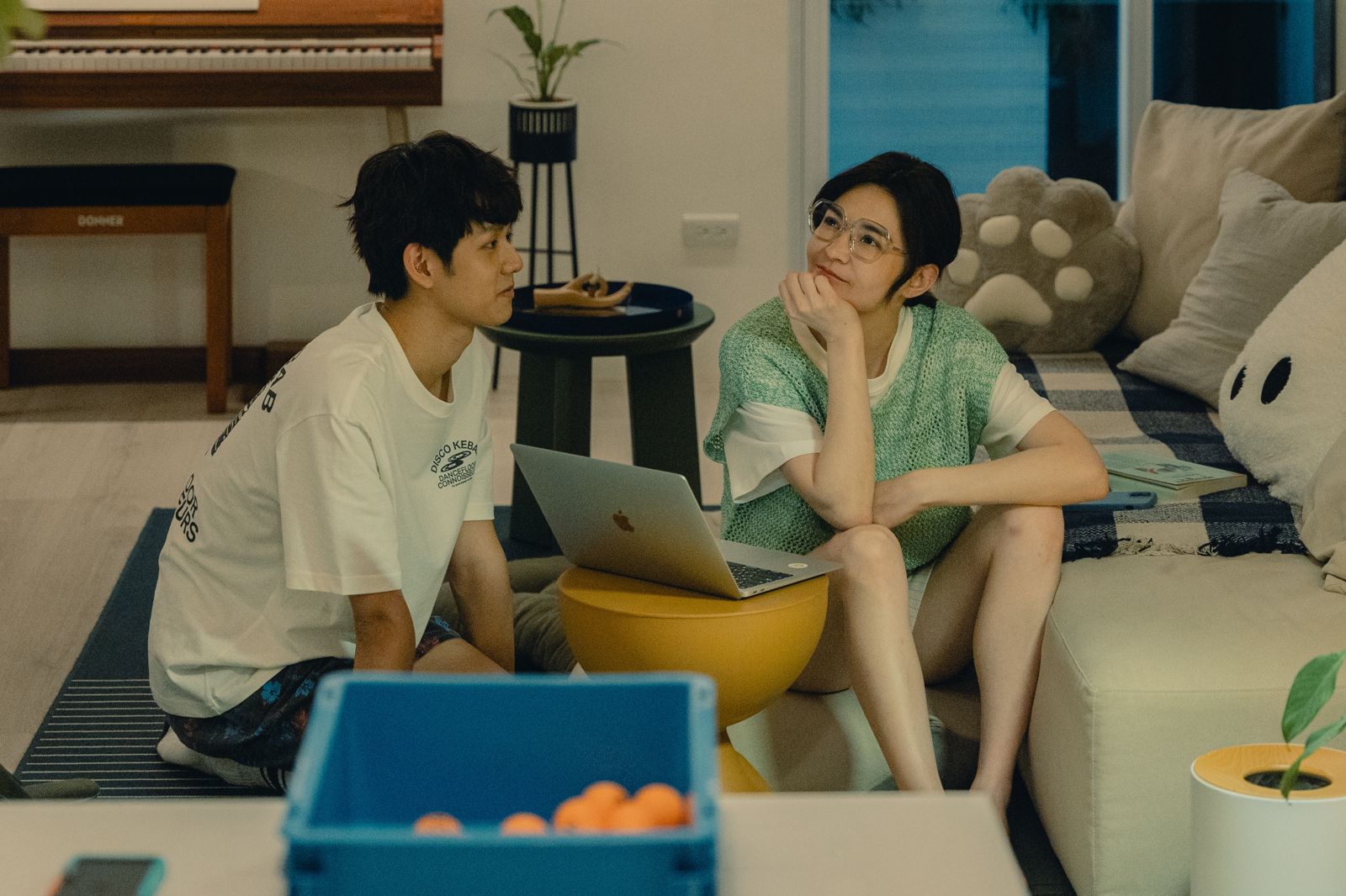 張榕容身旁冒出「向日葵弟弟」！甜喊：努力裝可愛　天生奶狗眼電到粉絲心臟疼